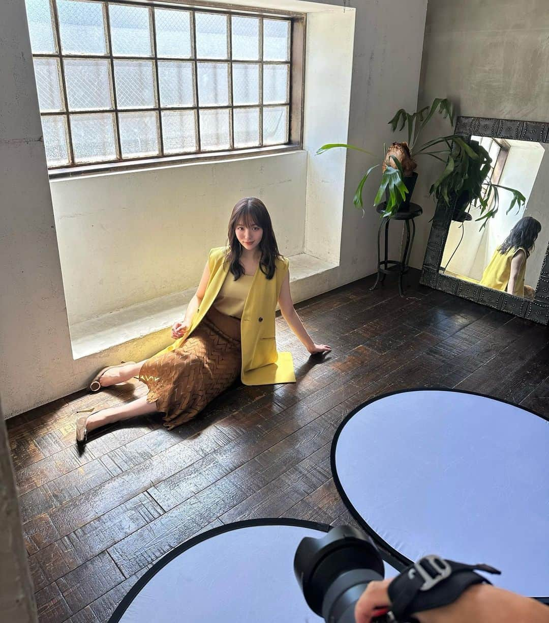 刈川くるみさんのインスタグラム写真 - (刈川くるみInstagram)「🗓2024年カレンダー🗓  2024年のカレンダーを出させていただくことになりました🌷  お仕事と皆さんの応援があってのカレンダーなので、とっても嬉しいです😊✨  サイズが大きいのでふと目が合うどころでは無いかもしれませんが…😂お部屋で見かけた時に元気と癒しを届けられるよう、パワーを込めて撮影しました✊🏻  ストーリーとプロフィールにURL載せるので ぜひ来年も一緒に過ごさせてください😊🤍  日に日に寒くなるのでお体にお気をつけお過ごしください🍀*゜  #centforce #セントフォース #刈川くるみ #カレンダー #オフショット カメラマン #根本好伸 さん ヘアメイク @kandayuco さん スタイリング @azzurroyumi さん いつもありがとうございます^^🌷」11月9日 20時05分 - kurumi_karikawa