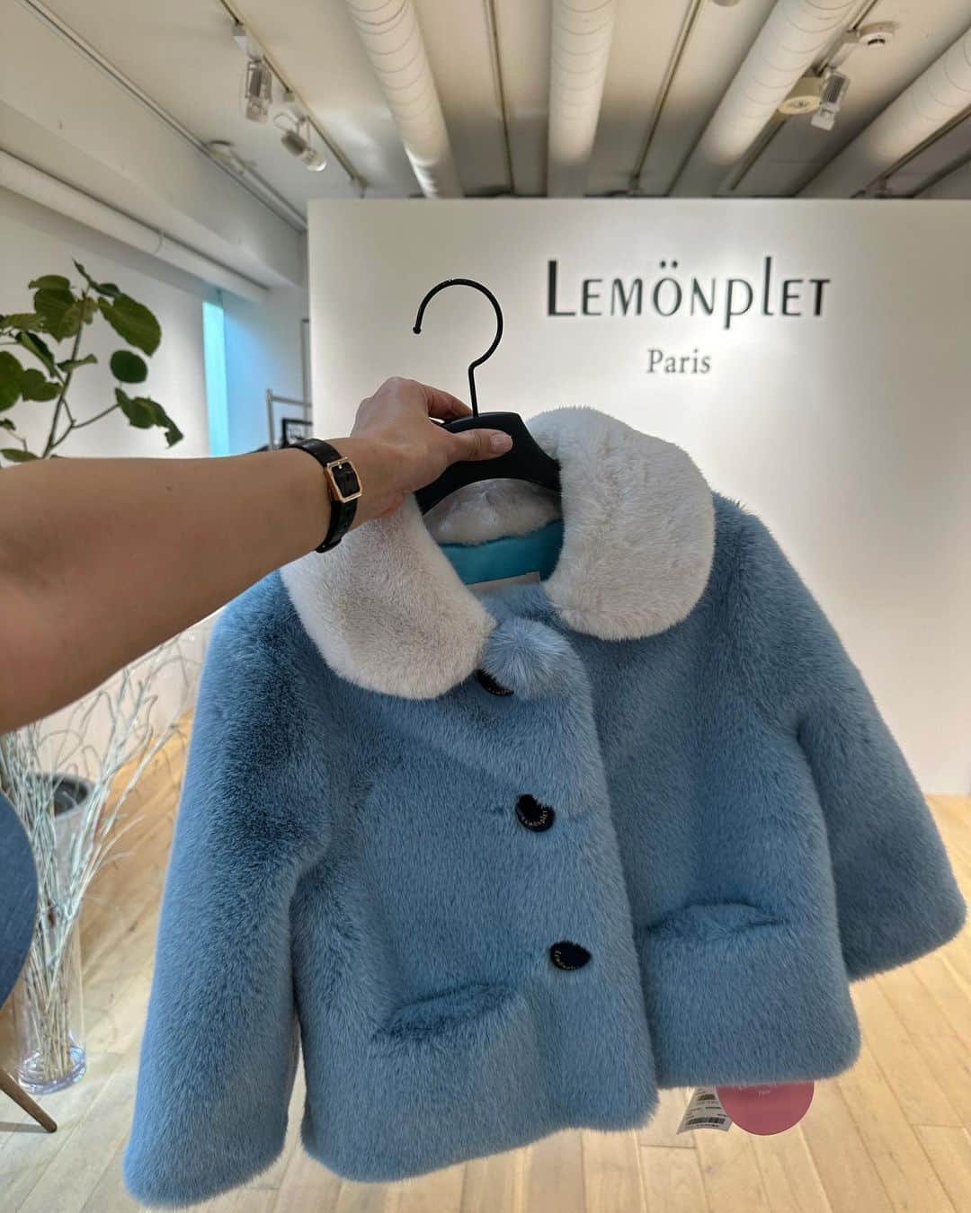 里海のインスタグラム：「For 子供に 表参道に店舗ができた @choyo_lemonplet_japan のファーを😙 兼用のハットも😙 大人のコートも可愛いです😙  友達に少し会って 子供の公園に😙  #レモンプレット　🍋」
