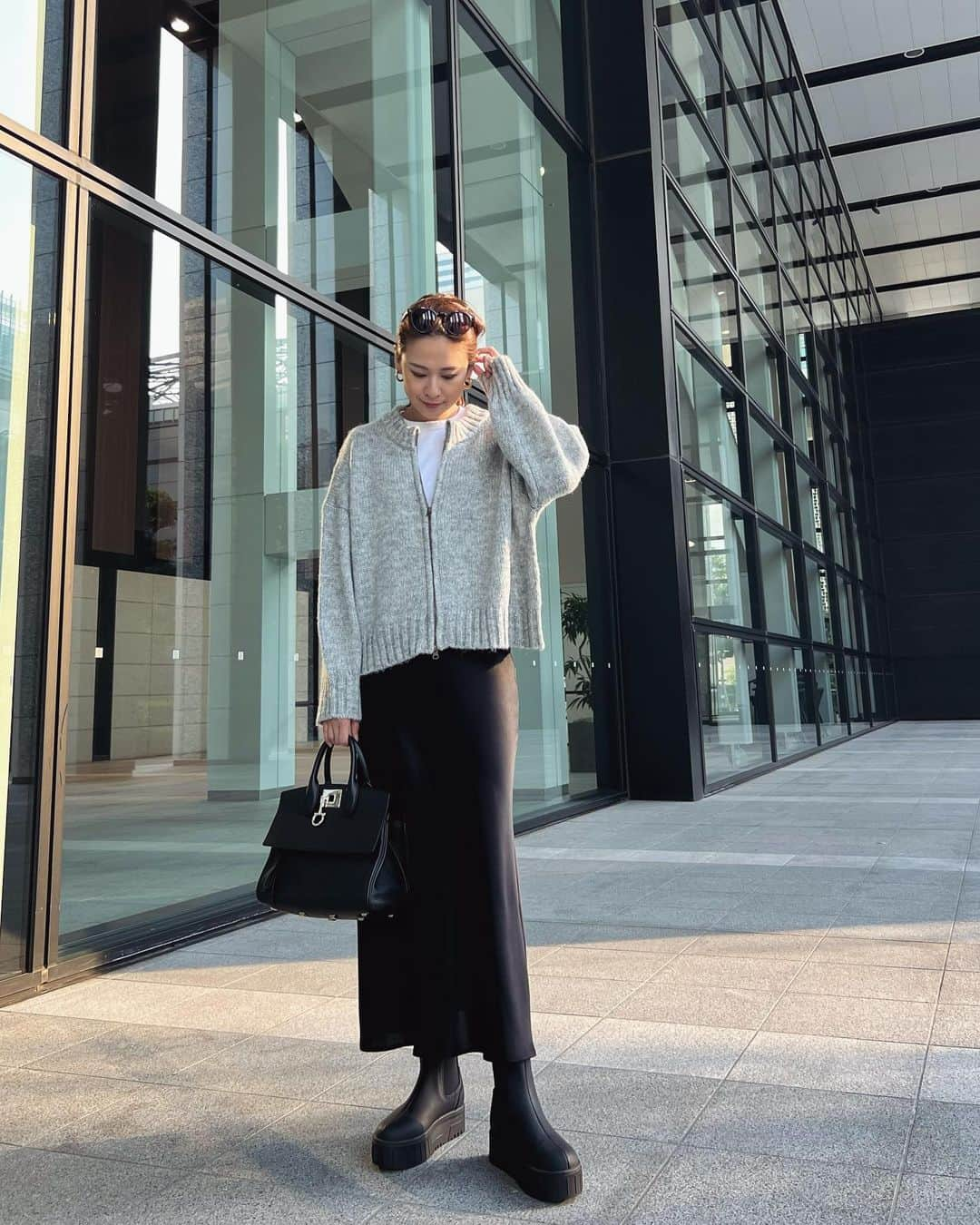 MAICOさんのインスタグラム写真 - (MAICOInstagram)「#outfit . . 朝晩冷える今の時期にぴったりなニットブルゾン。 ダブルジップでインナーの見せ方を変えられたり、前後2WAYなのでコーデの幅も広がります😊 ライトグレーのMサイズを着ています✨  Knit... @classicalelf_official   #クラシカルエルフ #classicalelf #エルフコーデ #java #ジャバ #ユニクロ #ザラ #zozo #zozotown #zozo購入品 #zozotown購入品 #ニットブルゾン #ダブルジップ #骨格ウェーブ#プチプラコーデ#着回しコーデ」11月9日 20時05分 - maico0327