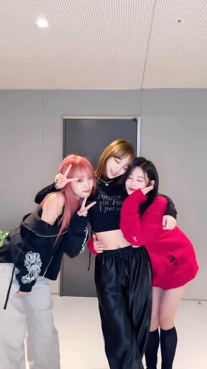 キム・ミンジュのインスタグラム：「최예나 김채원 구리고 김민주,,🤍  #PerfectNight #lesserafim @yena.jigumina @_chaechae_1」