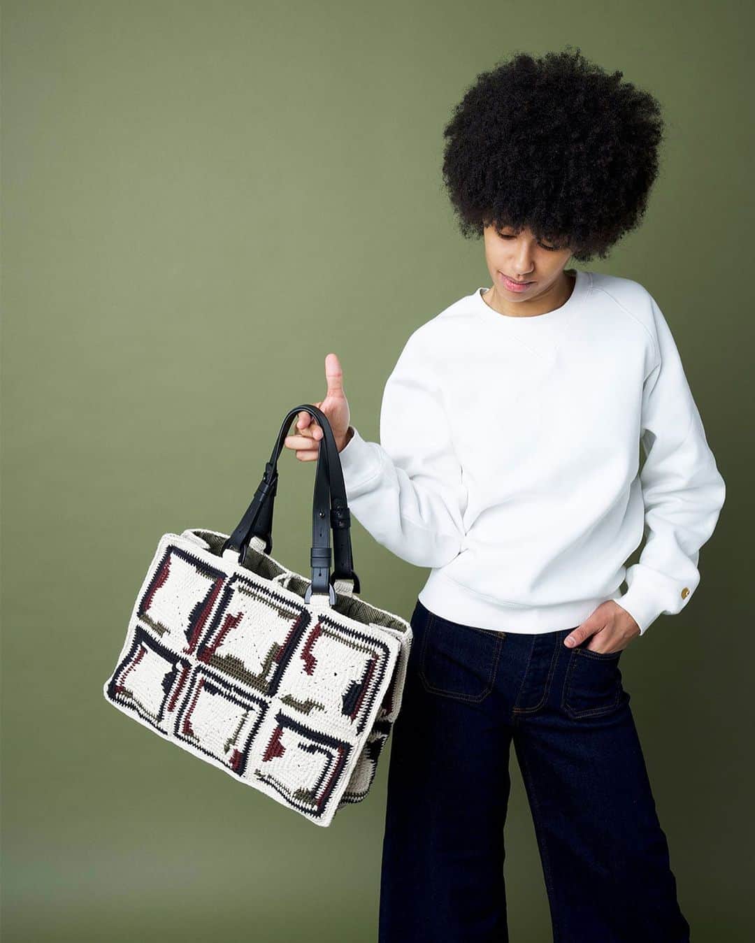 ジャマンピュエッシュのインスタグラム：「A cool twist for a classic black & white look. #jaminpuech #crochetbag #uniquebag」