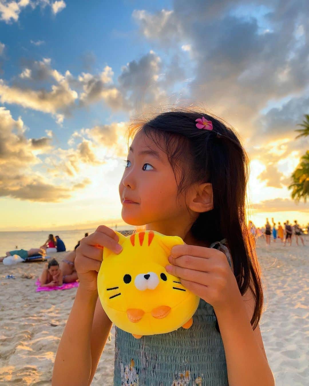 山口愛実さんのインスタグラム写真 - (山口愛実Instagram)「ハワイでの投稿がどれもとても好評で嬉しいです。ホノルルではどの瞬間を切り取っても絵になるから楽しい🌺  #hawaii #honolulu #sunset #ハワイ旅行 #子連れハワイ#家族旅行#子連れ旅行#女の子ママ #5歳女の子」11月9日 20時06分 - manami_0331