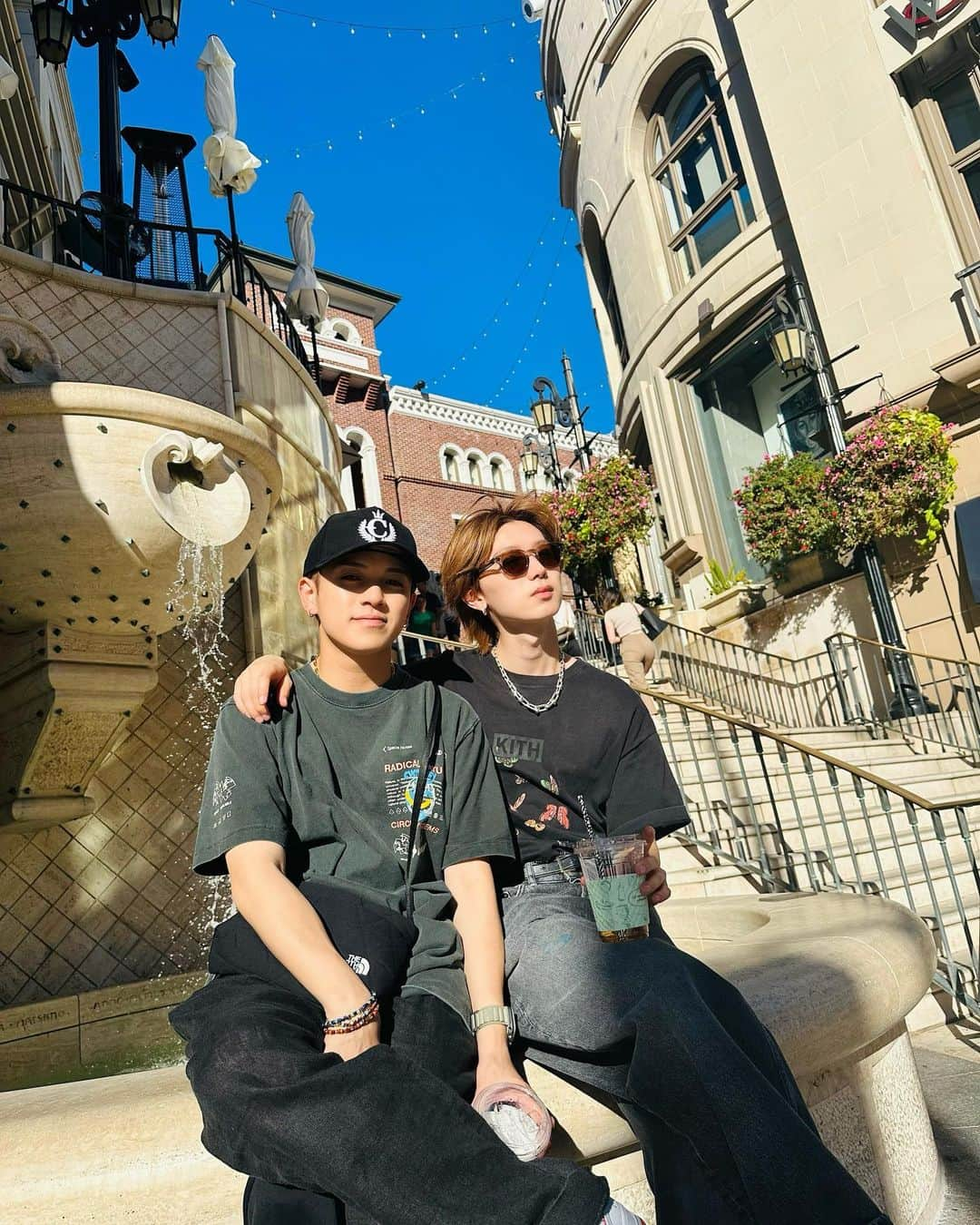 Travis Japan（トラジャ）のインスタグラム：「⁡ ⁡ 【Memories of LA🇺🇸】 ⁡ Beverly Hills⛲️☕️ ⁡ #宮近海斗 #Chaka #七五三掛龍也 #Shime #松倉海斗 #Machu ⁡ #TJgram #WorldwideTJ #TravisJapan」