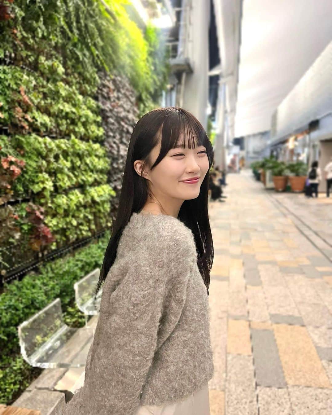 山根涼羽のインスタグラム：「. 最近はこの前髪がお気に入りです 🫶🏻 いつもと違うんやけど ､ どうですか … ？  🪄 @__daiwoo2  #パープルブラウン #パープルカラー」