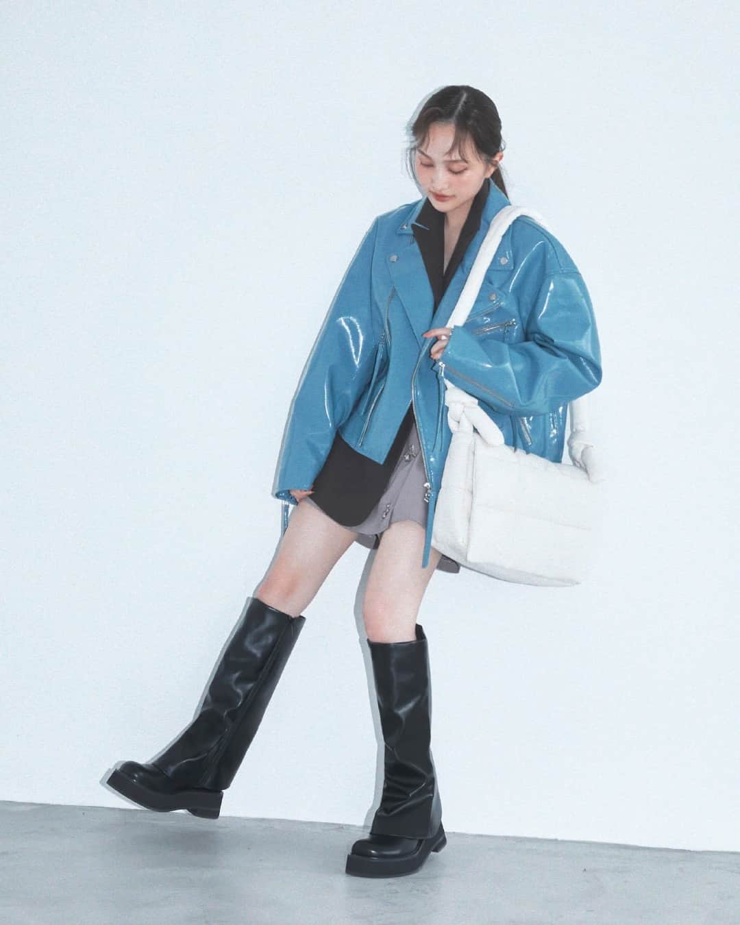 CHARLES & KEITH JAPAN CHARLES & KEITHのインスタグラム：「⁠【WINTER 2023 with @kanakomomota_official】⁠ ぽってりとしたシルエットと、ふんわりと柔らかい素材のクロスボディバッグの相性は抜群！⁠ 異素材がコーディネートにユニークなメリハリを演出。⁠ ⁠ Errya エリア キルトパッフィークロスボディバッグ ⁠ (Article No. CK2-80782290)⁠ Cove コーヴ プラットフォームロングブーツ ⁠ (Article No. CK1-90580184)⁠ ⁠ #CharlesKeithFW23⁠ #チャールズアドキース⁠ @nylonjapan⁠ ⁠ MODEL: KANAKO MOMOTA​⁠ PHOTOGRAPHY: SHOTARO YAMAGOE​⁠ STYLING: HIROMI NAKAMOTO(SIGNO)​⁠ HAIR&MAKEUP: HITOMI MATSUNO​」