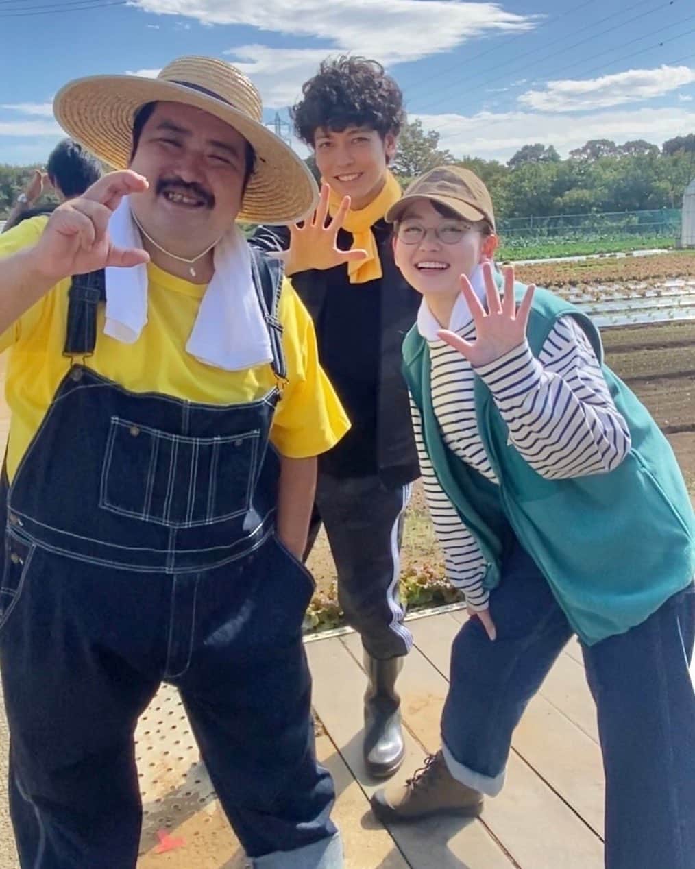 ゼイチョー～「払えない」にはワケがある～さんのインスタグラム写真 - (ゼイチョー～「払えない」にはワケがある～Instagram)「⁡ ＼5話オフショット📸／ ⁡ 農作業のお手伝い中？🥬 楽しそうです😄 ⁡ それぞれの #タオル巻き にもご注目👀 ⁡ #山田杏奈 #鈴木もぐら #猪塚健太 ⁡ 次回、5話(11/11放送)の前に #ゼイチョー を #ティバる ！ ⁡ ◤今から追いつけます！ 1〜4話 #TVer で無料配信中◢ (※〜11/11まで)」11月9日 20時11分 - zeicho_drama