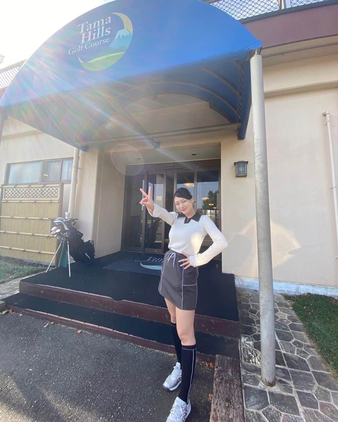 風吹ケイのインスタグラム：「多摩ヒルズでラウンドしてきたぞ〜‼️  天気良すぎて多分焼けたな🤔 まだまだですが、頑張ります！  いつも教えていただいている藤井プロに お褒めの言葉をいただきめちゃ嬉しかった☺️」