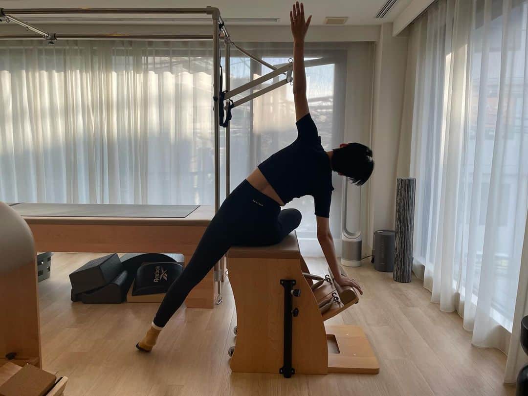 潮田あかりのインスタグラム：「ゆるんでゆるんで、ぐっとハマる。ピラティスやってて本当によかったと実感する日々。いつもありがとう🌼 @katoyayoi_official @secret_pilatesstudio」