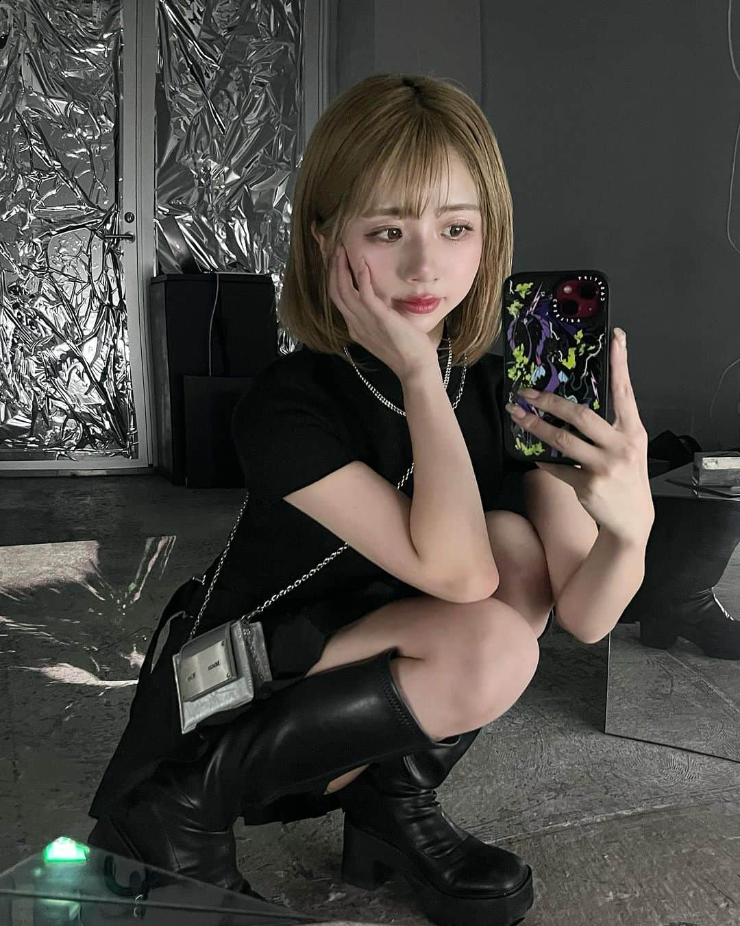 エリンコのインスタグラム：「🖤 . 寒くなると黒い服が着たくなる🥹 . 新しいスマホケース @casetify_jp の📱 . ブラックコーデと空間にピッタリだった🖤 . マレフィセントがいっぱいで可愛い♡♡♡ . #スマホケース #マレフィセント #ブラックコーデ #black #黒コーデ #casetify」