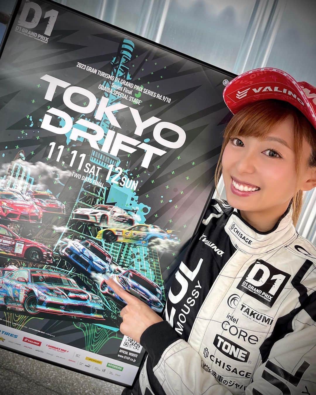 下田紗弥加のインスタグラム：「. 私がまだマニュアルの免許もない頃 初めてドリフトを見に行ったのがお台場。  このポスターでD1を知って プロのドリフトドライバーになりたいって きっかけを与えてくれた大切な一枚。  長い道のりだったけど何とか辿り着いたんだ.. ここまで連れてきてくれた仲間達にも感謝。 今週末は思いっきり楽しんで行こう！！！  When I didn't have even a manual driver's license yet, The first time I went to see drifting was in Odaiba.  I knew about D1 with this poster and I wanted to be a professional drift driver. This poster is an important piece that gave me such opportunity.  It was a long road, but somehow I got here. Thank you to my friends who brought me this far. Let's have fun this weekend!  #d1gp #driftlife #driftgirl #dream」
