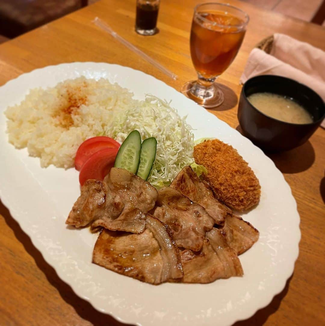 木村ひさしのインスタグラム：「最高のおっさんの晩ごはん。 レストランアオヤギ　生姜焼き&カニクリームコロッケライスプレート(バターライス) #最高のおっさんの洋食  #2024チャレンジ第一弾」