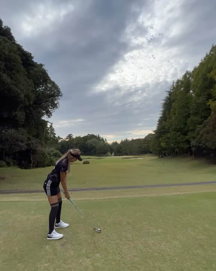 nawachanのインスタグラム：「．  《コンペ⛳️golf》  基本は明るくいたいのだが 集中しだすと一気に黙りこむ。笑  競技中モード  @no1grip_official  グリップお気に入り また新しいグリップを❤️ 次はみどり色だよ✌︎  いやーたのしかったなあ  常にしびれるごるふしなきゃね  ．  最近 @miho._.golf  お友達のゴルフをみていい刺激を もらったよお☝︎  花屋敷ゴルフ倶楽部よかわコース 🤍から３オーバー立派❤︎ 白でも距離あったからねぇ！ セカンド200とか190とかね🤙 ．  #ゴルフウェア#ゴルフラウンド#ゴルフ女子#初心者#⛳️#🏌️‍♀️#ゴルフ男子#ゴルフ馬鹿#ゴルファー#ゴルフ場#ゴルフ好きな人と繋がりたい#ゴルフ好き#ゴルフ好きな人と仲良くなりたい#golf#Instagram」