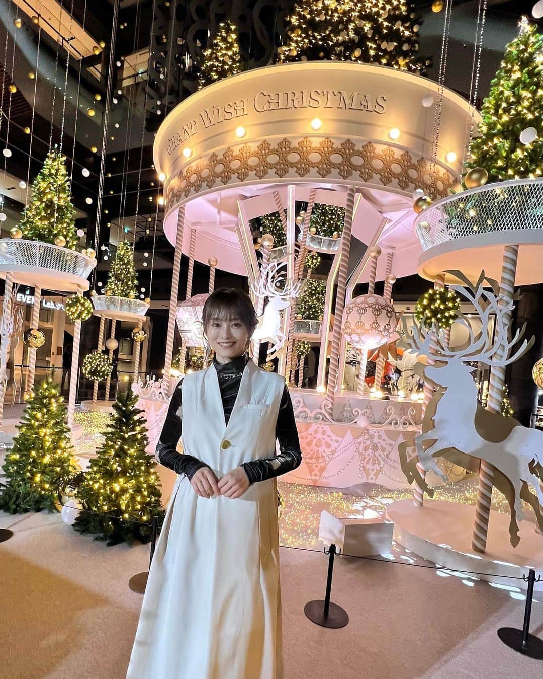 山本彩さんのインスタグラム写真 - (山本彩Instagram)「⁡ グランフロント大阪のクリスマスツリー点灯式に 登壇させて頂きました🎄🔔.* ⁡ ライティングショーもめちゃくちゃ綺麗で 一気にクリスマス気分になっちゃった🥹🎠 ⁡ こっから1ヶ月ちょっと グランフロントのあのでっかい ツリーのイルミネーションは 私が点けたんやで！って自慢して回ります🫢(笑) ⁡」11月9日 20時26分 - sayaka__714