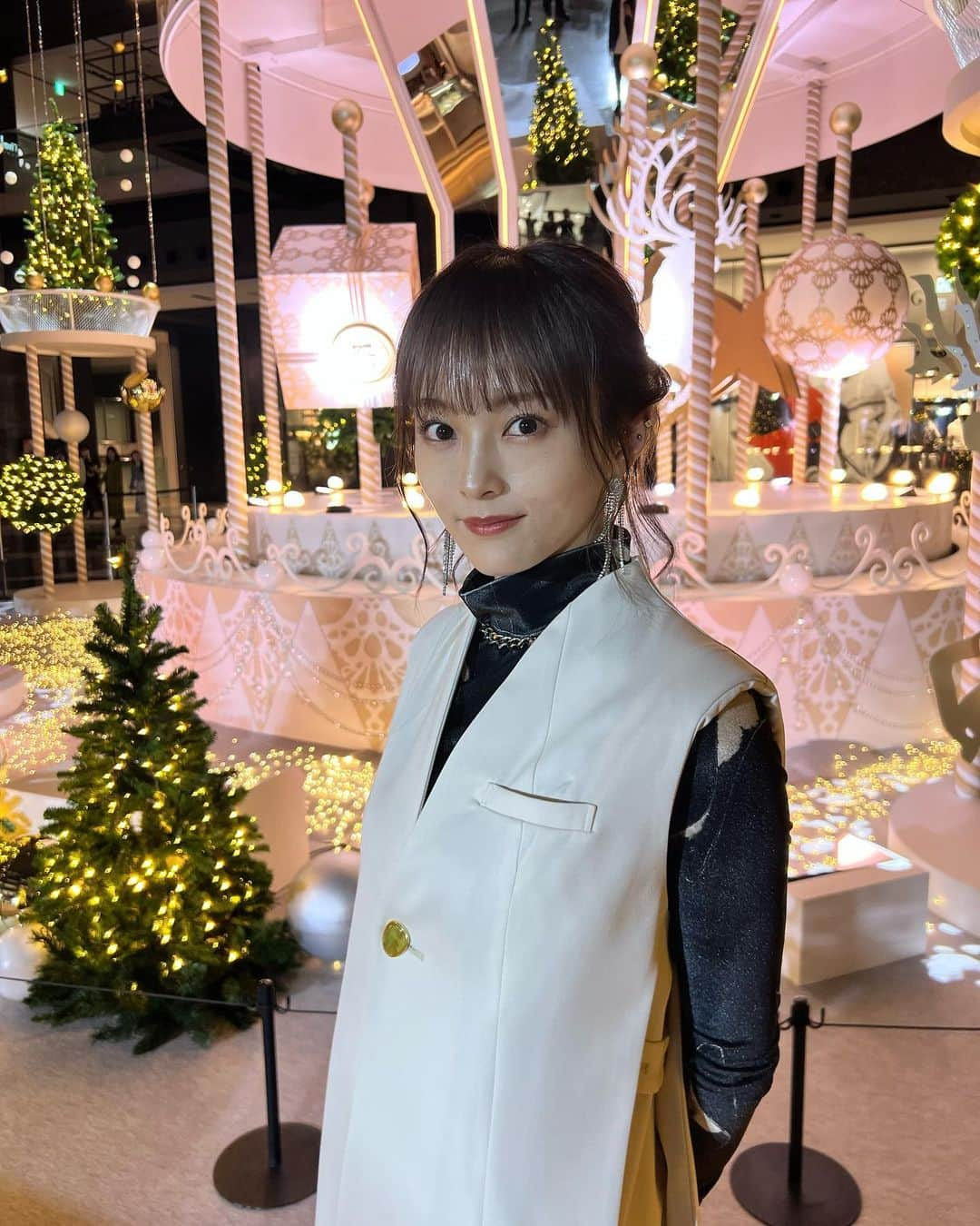 山本彩さんのインスタグラム写真 - (山本彩Instagram)「⁡ グランフロント大阪のクリスマスツリー点灯式に 登壇させて頂きました🎄🔔.* ⁡ ライティングショーもめちゃくちゃ綺麗で 一気にクリスマス気分になっちゃった🥹🎠 ⁡ こっから1ヶ月ちょっと グランフロントのあのでっかい ツリーのイルミネーションは 私が点けたんやで！って自慢して回ります🫢(笑) ⁡」11月9日 20時26分 - sayaka__714