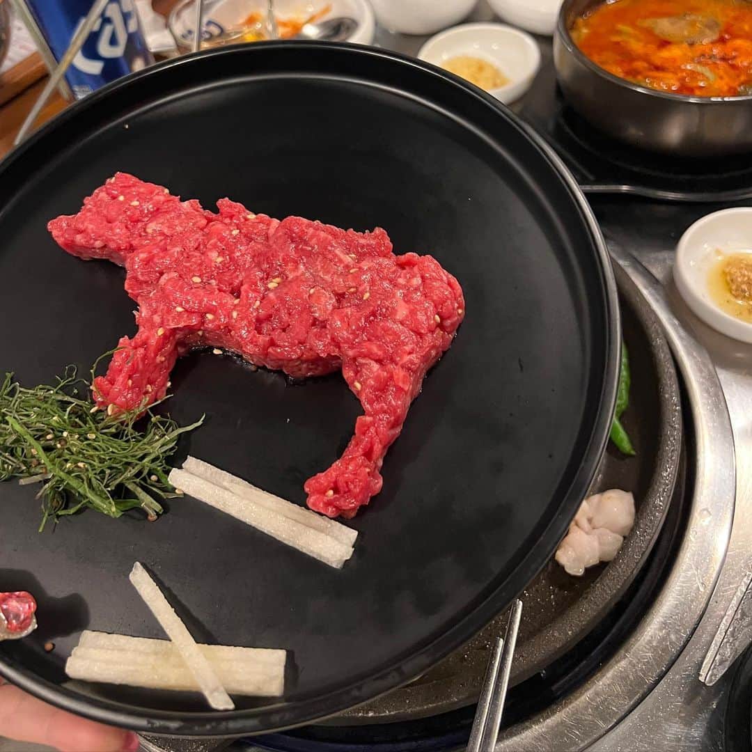 菊地亜美さんのインスタグラム写真 - (菊地亜美Instagram)「🇰🇷🇰🇷🇰🇷 ご飯とお買い物🍲🛍️  カンジャンケジャンは #オダリチプ  韓牛のお店は #クジョンオク @gujeongok 🐮 クジョンオクはDMで予約できるのと、日本人の店員さんがいるのでスムーズでした💗  プデチゲは時間なくて金浦空港で✈️  朝昼夜全て美味しいご飯屋さん行きたかったんだけど、子連れなので普通の女子会みたく深夜便で行って適当に過ごす！的なことができなかったのでそんなに行けず🤣 それでも楽しかったです💗  江南のJWマリオットホテルソウルに泊まったのですが、新世界百貨店が直結だったので最終日にお買い物❤️‍🔥  @recto_official というブランドがとっても可愛かった♡  @mardi_mercredi_official もサラッと見たら可愛い新作があって購入♡  @josephandstacey のバッグはカジュアルに使えそうで、母の分もお揃いで購入🤍 新世界百貨店にも空港にもあった♡  カロスキルの @devaha_daily は、アクセサリーが一つ16000ウォンとかでとっても安くて可愛かったので沢山購入しました🤍  #韓国旅行 #韓国女子旅」11月9日 20時26分 - amikikuchi0905