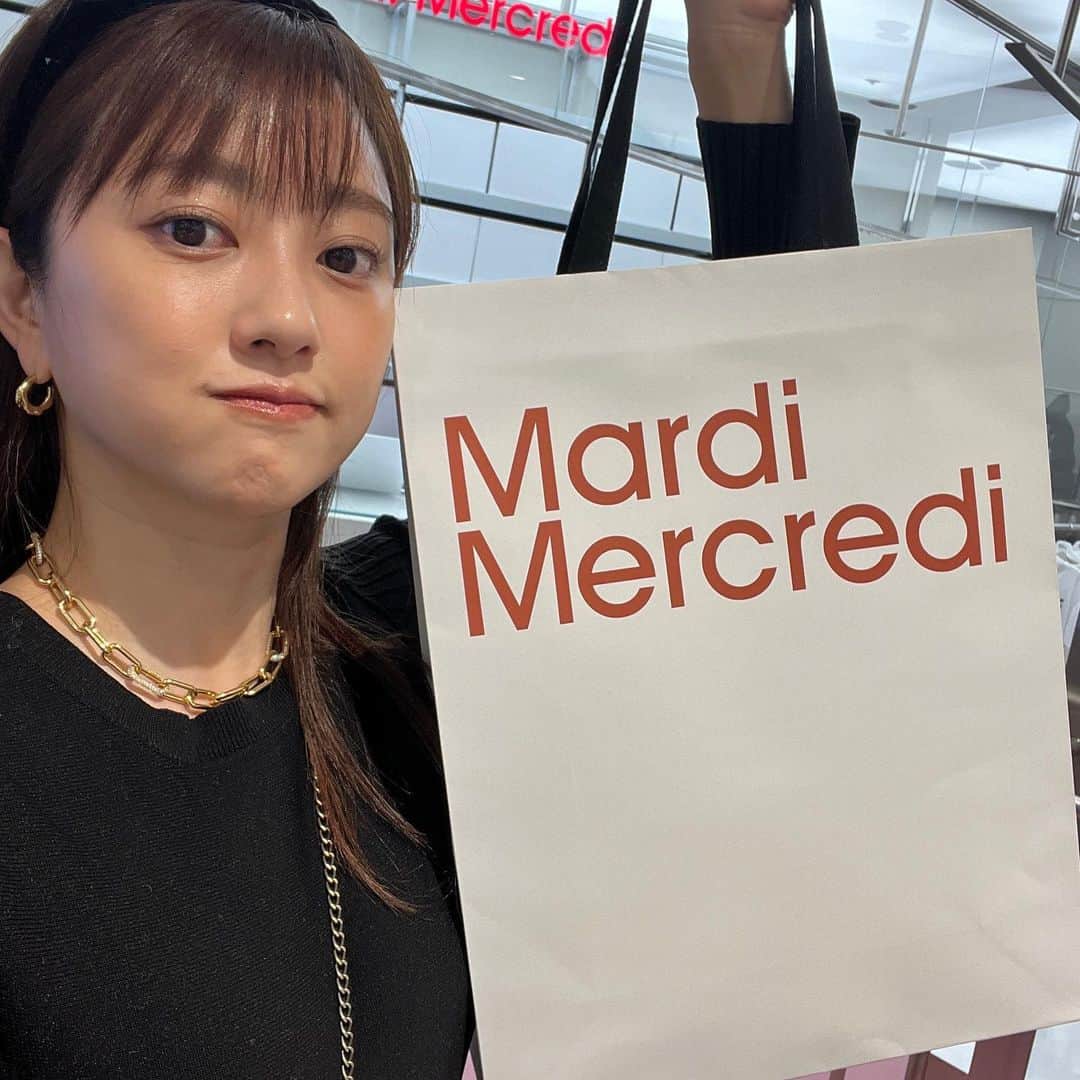 菊地亜美さんのインスタグラム写真 - (菊地亜美Instagram)「🇰🇷🇰🇷🇰🇷 ご飯とお買い物🍲🛍️  カンジャンケジャンは #オダリチプ  韓牛のお店は #クジョンオク @gujeongok 🐮 クジョンオクはDMで予約できるのと、日本人の店員さんがいるのでスムーズでした💗  プデチゲは時間なくて金浦空港で✈️  朝昼夜全て美味しいご飯屋さん行きたかったんだけど、子連れなので普通の女子会みたく深夜便で行って適当に過ごす！的なことができなかったのでそんなに行けず🤣 それでも楽しかったです💗  江南のJWマリオットホテルソウルに泊まったのですが、新世界百貨店が直結だったので最終日にお買い物❤️‍🔥  @recto_official というブランドがとっても可愛かった♡  @mardi_mercredi_official もサラッと見たら可愛い新作があって購入♡  @josephandstacey のバッグはカジュアルに使えそうで、母の分もお揃いで購入🤍 新世界百貨店にも空港にもあった♡  カロスキルの @devaha_daily は、アクセサリーが一つ16000ウォンとかでとっても安くて可愛かったので沢山購入しました🤍  #韓国旅行 #韓国女子旅」11月9日 20時26分 - amikikuchi0905