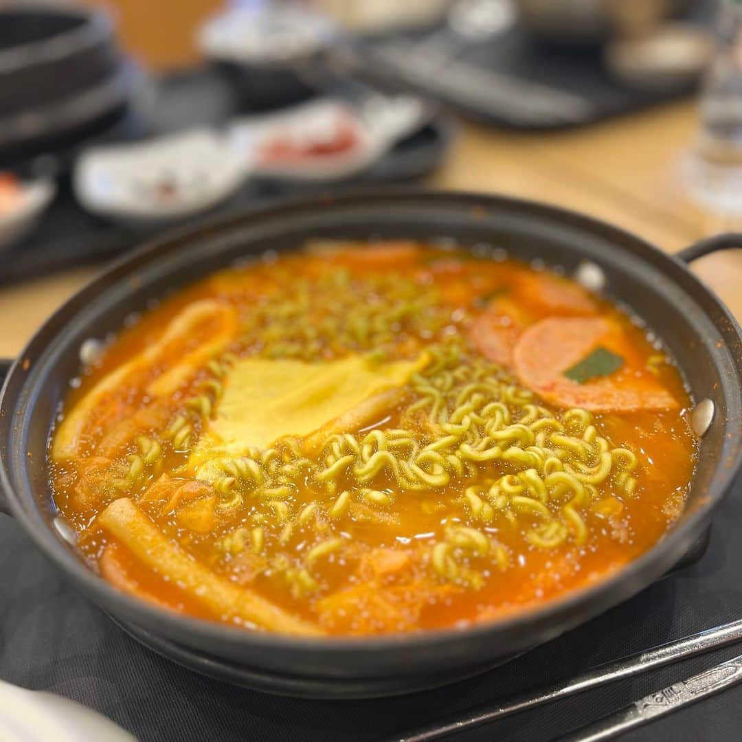 菊地亜美さんのインスタグラム写真 - (菊地亜美Instagram)「🇰🇷🇰🇷🇰🇷 ご飯とお買い物🍲🛍️  カンジャンケジャンは #オダリチプ  韓牛のお店は #クジョンオク @gujeongok 🐮 クジョンオクはDMで予約できるのと、日本人の店員さんがいるのでスムーズでした💗  プデチゲは時間なくて金浦空港で✈️  朝昼夜全て美味しいご飯屋さん行きたかったんだけど、子連れなので普通の女子会みたく深夜便で行って適当に過ごす！的なことができなかったのでそんなに行けず🤣 それでも楽しかったです💗  江南のJWマリオットホテルソウルに泊まったのですが、新世界百貨店が直結だったので最終日にお買い物❤️‍🔥  @recto_official というブランドがとっても可愛かった♡  @mardi_mercredi_official もサラッと見たら可愛い新作があって購入♡  @josephandstacey のバッグはカジュアルに使えそうで、母の分もお揃いで購入🤍 新世界百貨店にも空港にもあった♡  カロスキルの @devaha_daily は、アクセサリーが一つ16000ウォンとかでとっても安くて可愛かったので沢山購入しました🤍  #韓国旅行 #韓国女子旅」11月9日 20時26分 - amikikuchi0905