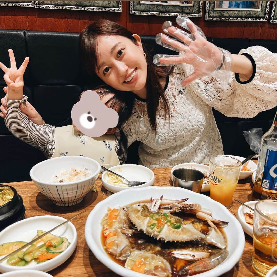 菊地亜美のインスタグラム：「🇰🇷🇰🇷🇰🇷 ご飯とお買い物🍲🛍️  カンジャンケジャンは #オダリチプ  韓牛のお店は #クジョンオク @gujeongok 🐮 クジョンオクはDMで予約できるのと、日本人の店員さんがいるのでスムーズでした💗  プデチゲは時間なくて金浦空港で✈️  朝昼夜全て美味しいご飯屋さん行きたかったんだけど、子連れなので普通の女子会みたく深夜便で行って適当に過ごす！的なことができなかったのでそんなに行けず🤣 それでも楽しかったです💗  江南のJWマリオットホテルソウルに泊まったのですが、新世界百貨店が直結だったので最終日にお買い物❤️‍🔥  @recto_official というブランドがとっても可愛かった♡  @mardi_mercredi_official もサラッと見たら可愛い新作があって購入♡  @josephandstacey のバッグはカジュアルに使えそうで、母の分もお揃いで購入🤍 新世界百貨店にも空港にもあった♡  カロスキルの @devaha_daily は、アクセサリーが一つ16000ウォンとかでとっても安くて可愛かったので沢山購入しました🤍  #韓国旅行 #韓国女子旅」