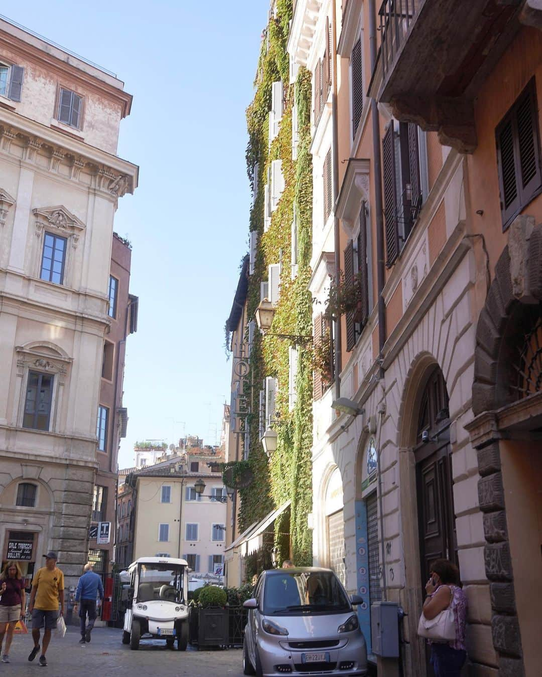 早川実季さんのインスタグラム写真 - (早川実季Instagram)「イタリア旅行最後の都市、ローマ🇮🇹 ローマの休日を予習して行ったのでとっても楽しめました🫶🏻👑  散策しながらスペイン広場、トレヴィの泉、パンテオンも♡⛲ どこもとっても美しくて日本にはない光景に感動🪄🥹  (でもその分人が多くて治安が悪くてハラハラした…！🥲 トレビの泉は特にスリが多いから、行く時は事前にポケットに小銭入れるのがオススメです👛)  バチカンもコロッセオも行ったんだけど、写真が載せきれないのでそちらはまた後日…🐈🇻🇦  #イタリア旅行 #イタリア #ヨーロッパ旅行 #ヨーロッパ #海外旅行 #海外 #ローマ #スペイン広場 #トレヴィの泉 #italy #italia #herlipto #roma」11月9日 20時23分 - hayakawa_miki