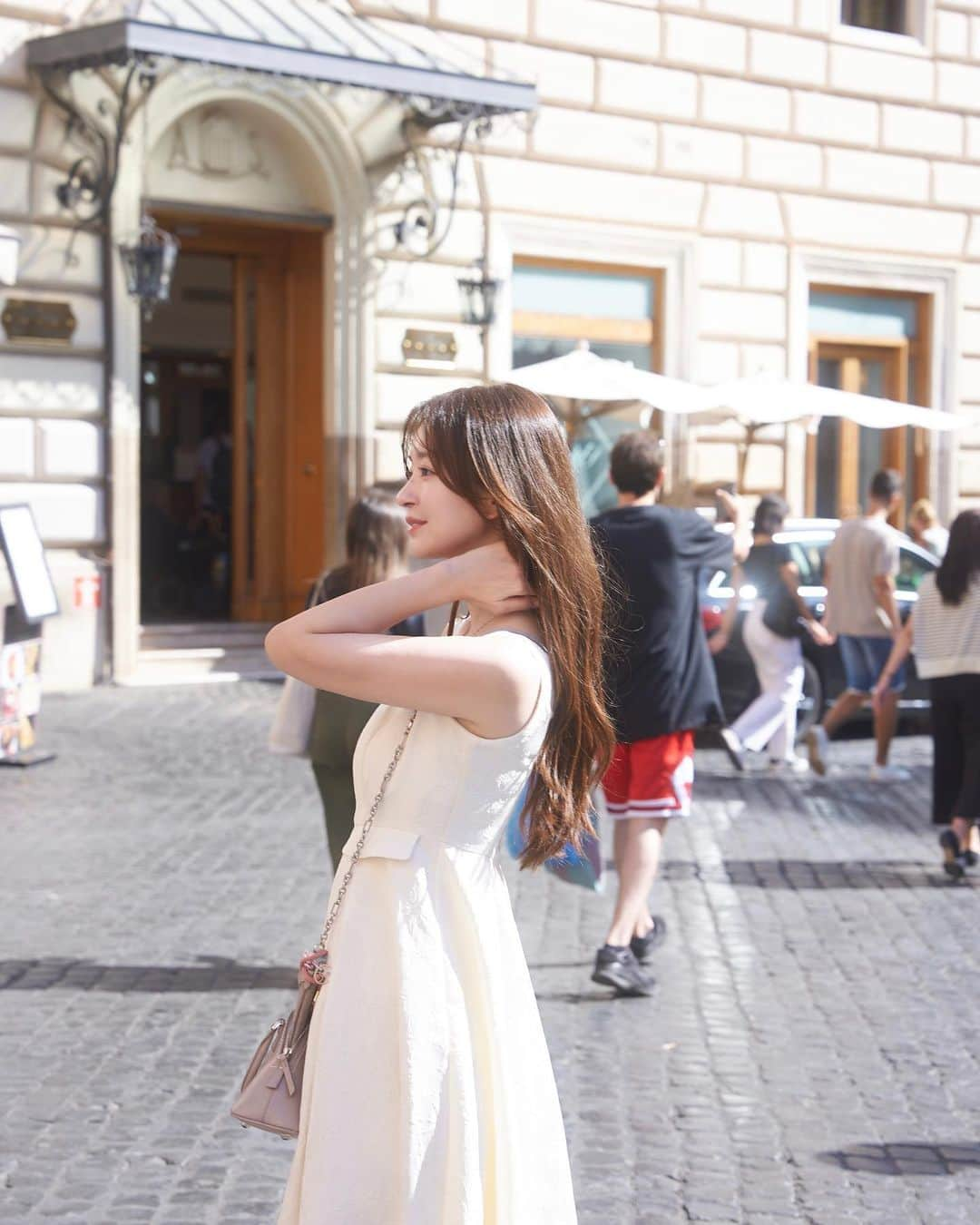 早川実季さんのインスタグラム写真 - (早川実季Instagram)「イタリア旅行最後の都市、ローマ🇮🇹 ローマの休日を予習して行ったのでとっても楽しめました🫶🏻👑  散策しながらスペイン広場、トレヴィの泉、パンテオンも♡⛲ どこもとっても美しくて日本にはない光景に感動🪄🥹  (でもその分人が多くて治安が悪くてハラハラした…！🥲 トレビの泉は特にスリが多いから、行く時は事前にポケットに小銭入れるのがオススメです👛)  バチカンもコロッセオも行ったんだけど、写真が載せきれないのでそちらはまた後日…🐈🇻🇦  #イタリア旅行 #イタリア #ヨーロッパ旅行 #ヨーロッパ #海外旅行 #海外 #ローマ #スペイン広場 #トレヴィの泉 #italy #italia #herlipto #roma」11月9日 20時23分 - hayakawa_miki