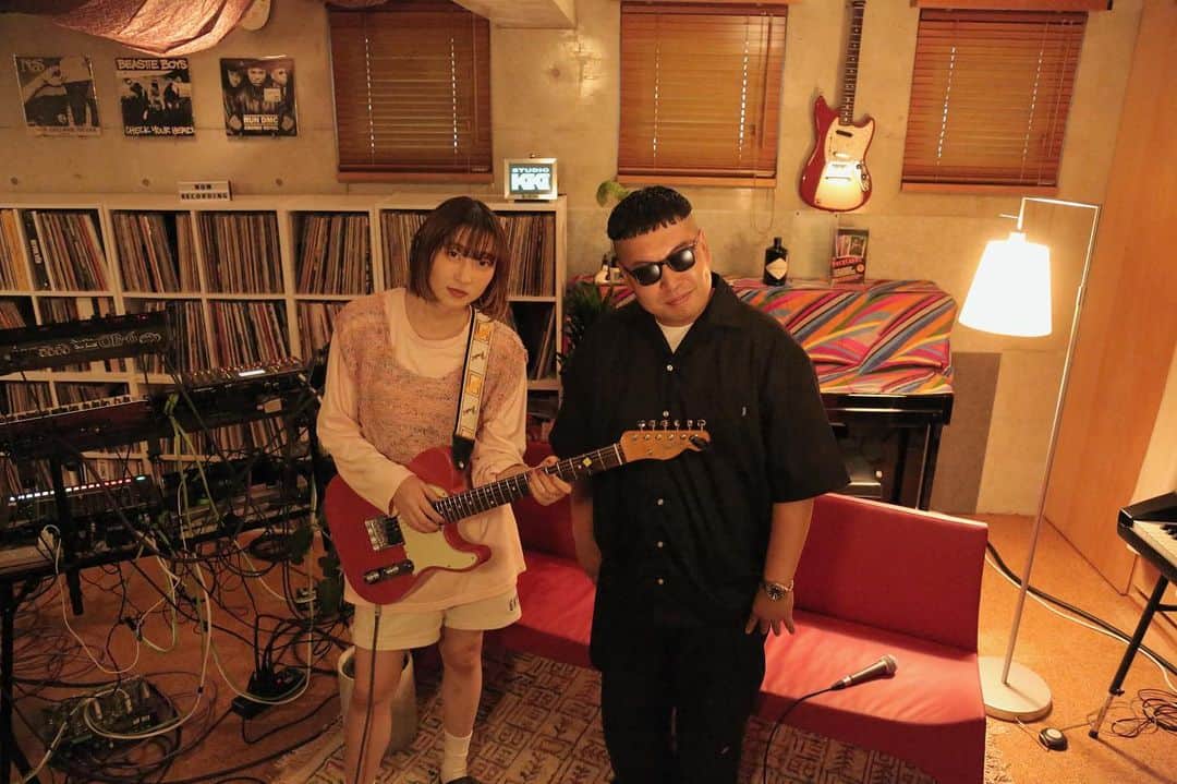 沙田瑞紀のインスタグラム：「11月のfrom Studio KiKiに SANABAGUN.のMCでもある リベラルa.k.a岩間俊樹 @iwama0176 が来てくれました👏  リベラルとはソロ一発目のアルバム『I.MY.ME』リリースの時にレビューを書いたのがきっかけで知り合ったので、もうかれこれ7、8年くらい(時の流れ早い)  今回初めて一緒に演奏できて胸熱でした。しかも未発表の新曲を持ってきてくれて。男前すぎる👏 せっかくの機会なので、miidaの「utopia」を新曲とマッシュアップ！この映像でしか見られないコラボになったので、ぜひチェックしてね。もう公開されてるよ💌  これから公開される楽曲たちもとてもカッコいいのでお楽しみに。  from Studio KiKiは毎週水曜21時にプレミア公開している 音楽Youtubeチャンネルだよ  #fromstudiokiki #岩間俊樹」