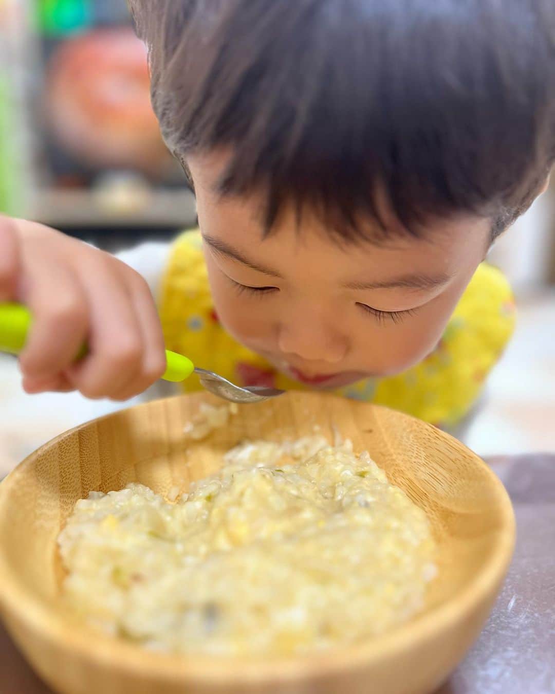 のインスタグラム：「………  自分で作ったごはん🍽は、格別においしいね💕  最近の、お手伝い熱👶🙌が凄すぎて、何でもかんでも 『お手伝いーやーるーー！！』…  嬉しい反面、、、時間がかかる〜かかる😅  やる気があるのは、いいことなので、危ないこと以外、卵を🥚わる、かき混ぜる、火を使うときはママが後ろでフォローしながら、色々つくったり、お洗濯干すの手伝ってもらったりしてます！✨  わかりやすいタイプなので、褒めれば褒めるほど〜、もっともっと〜やる〜👶🙌になるので、時には褒め過ぎないようにして、ササっと家事を済ませたりもしてますが💦  2歳になると、こんな事も出来るんだぁ✨✨という事が本当に増えてきて  毎日、怒ったりする事も多々あり、大変ではありますが、楽しませてもらってます🙋‍♀️好奇心って、これかぁ〜っ✨って、逆に感心させられる事もあるくらいです❗️」