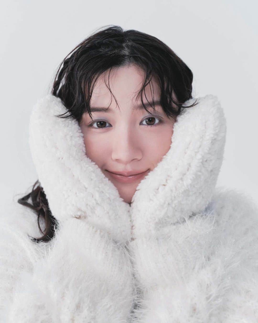 leinwande_officialのインスタグラム：「ㅤㅤㅤㅤㅤㅤㅤㅤㅤㅤㅤㅤㅤ @mei_nagano0924official in Boa Hand Knitted Mittens ㅤㅤㅤㅤㅤㅤㅤㅤㅤㅤㅤㅤㅤ #leinwände #leinwande」