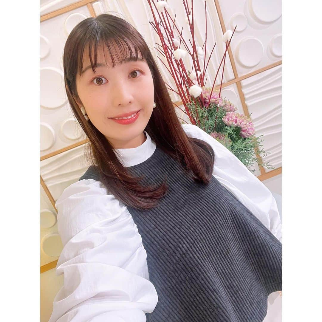 小林美沙希のインスタグラム：「． 異素材の組み合わせが かわいい衣装でした〜☺️✨ ． #沖縄#Okinawa #沖縄テレビ#ニュース #アナウンサー #小林美沙希 #アナウンサーコーデ #アナウンサー衣装#衣装  #ファッション#fashion #衣装協力」