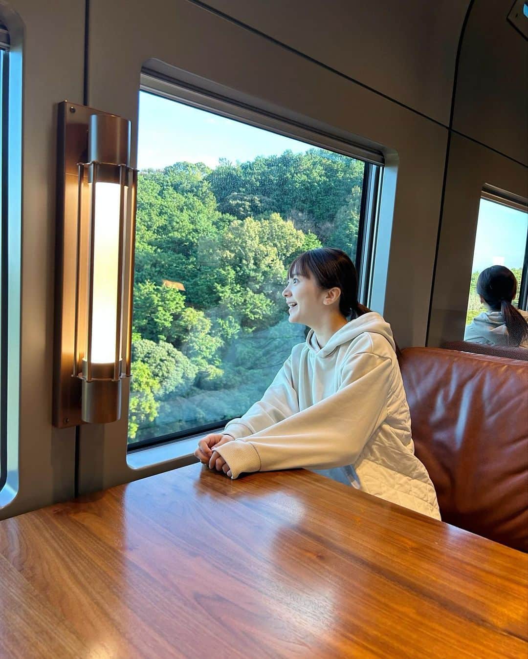浜田翔子さんのインスタグラム写真 - (浜田翔子Instagram)「マタ旅🍀 伊豆高原から ずっと気になっていたサフィール踊り子に乗れました♡ （1ヶ月前に予約してくれました🥺）  旅行の帰り道なので眠たいけど、、念願のサフィールの個室で、、 寝たくない旅でした🤭大感動‼︎  カフェテリアでケーキ食べようと思ってたんだけど、 時間が遅かったからドリンクのみになっていたんだけど、 記念にスタッフさんが写真撮ってくれたり、 坊やにシールくださったり 素敵だった〜☺️  スペーシアとか寝台列車とかも乗ってみたいな〜 ほんと坊やの観るYouTubeで 電車好きになってしまったよ。。🤭  #マタ旅　#サフィール踊り子」11月9日 20時29分 - shoko_hamada