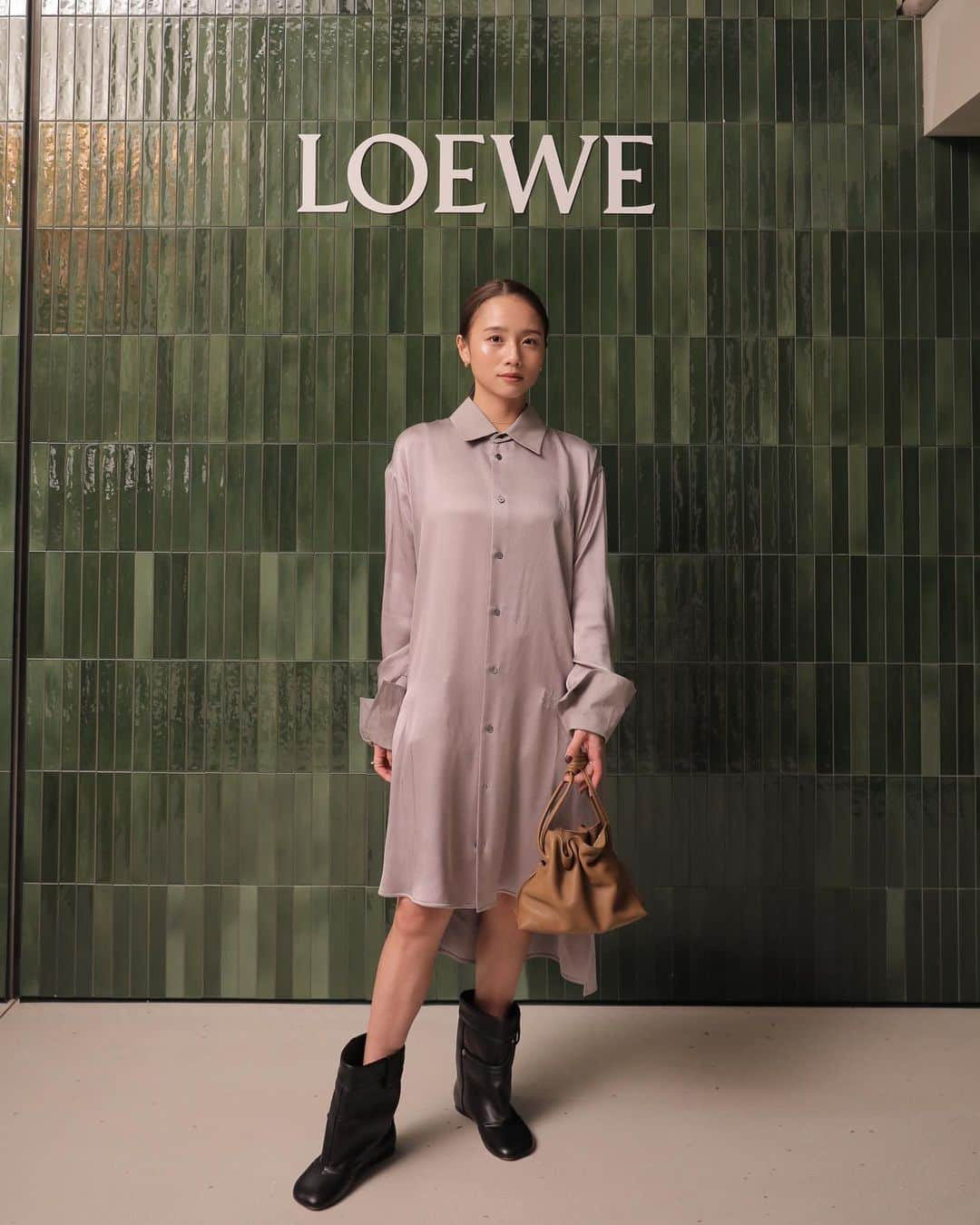 伊原葵さんのインスタグラム写真 - (伊原葵Instagram)「CASA LOEWE Omotesando🪿🌳  11月11日にリニューアルオープンする「カサロエベ表参道」に一足お先に行ってきたよー♡  とにかく素敵すぎた…✨  日本で最も広い店舗で、LOEWEの世界感の詰まった空間になってた🌳👜  クリエイティブ ディレクターのジョナサン・アンダーソンがはじめて手掛けた「カサ」コンセプトの店内には、 数多くのアート 作品が並び、日本展開50周年を祝して、京都の陶芸制作ユニット「スナ・フジタ」との作品が世界先行発売しているみたい🫧  私の持っているBAGもコラボアイテムです🫶🏻 　 すぐ隣には、アイシングクッキーやチョコレートを販売しているキャンディショップも期間限定でオープンしているよー💛🩷  空間が可愛くて、とにかくワクワク☺️  気になるアイテムがたくさん♡ 私もまたゆっくり行こーっと！！🪐  #LOEWE #LOEWEOmotesando #PR」11月9日 21時10分 - aoi186