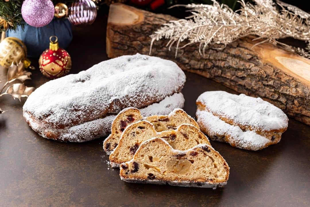 ヒルトン名古屋さんのインスタグラム写真 - (ヒルトン名古屋Instagram)「“ドイツのお祖母ちゃん”の本格シュトレン🎄  バターたっぷりの生地に ドライフルーツやナッツがふんだんに入った クリスマスならではの焼き菓子。  その他3種類のクリスマスホールケーキや ヒルトン名古屋のオリジナルクリスマスメニューもご予約受付中です✨  詳細・ご予約は @hiltonnagoya からご覧ください。  #ヒルトン名古屋 #シュトレン #クリスマス #クリスマスケーキ #カフェ33 #hiltonnagoya #ヒルトンスイーツ #スイーツ #クリスマススイーツ #伏見カフェ #シュトーレン」11月9日 20時30分 - hiltonnagoya