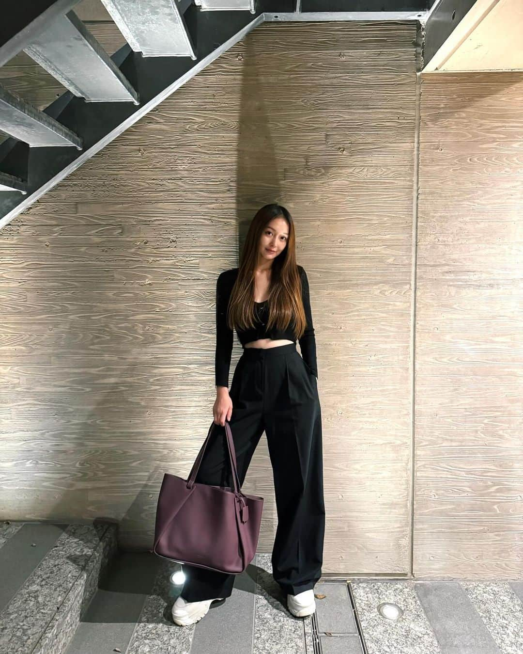 川上愛のインスタグラム：「今日は荷物があったので、トゥミの 「ヴァロリー」トートを初おろし👜🩶  触った瞬間に感動する、めちゃくちゃ柔らかい ペブルドレザーの一枚仕立てで 肩から掛けた時に身体にまとわりつくように フィットしてくれるのが移動中とにかく快適すぎ🥺🫶  しっかりサイズのトートなのに マグネットで閉じられたり収納ポケットも充実してて これはこれからめっちゃ使うことになりそう🤎  ブランドロゴどーん！！ではないシンプルデザインも TPO問わず使いやすくてありがたいね👍  #pr #TUMI #トゥミ #TUMIGeorgica」