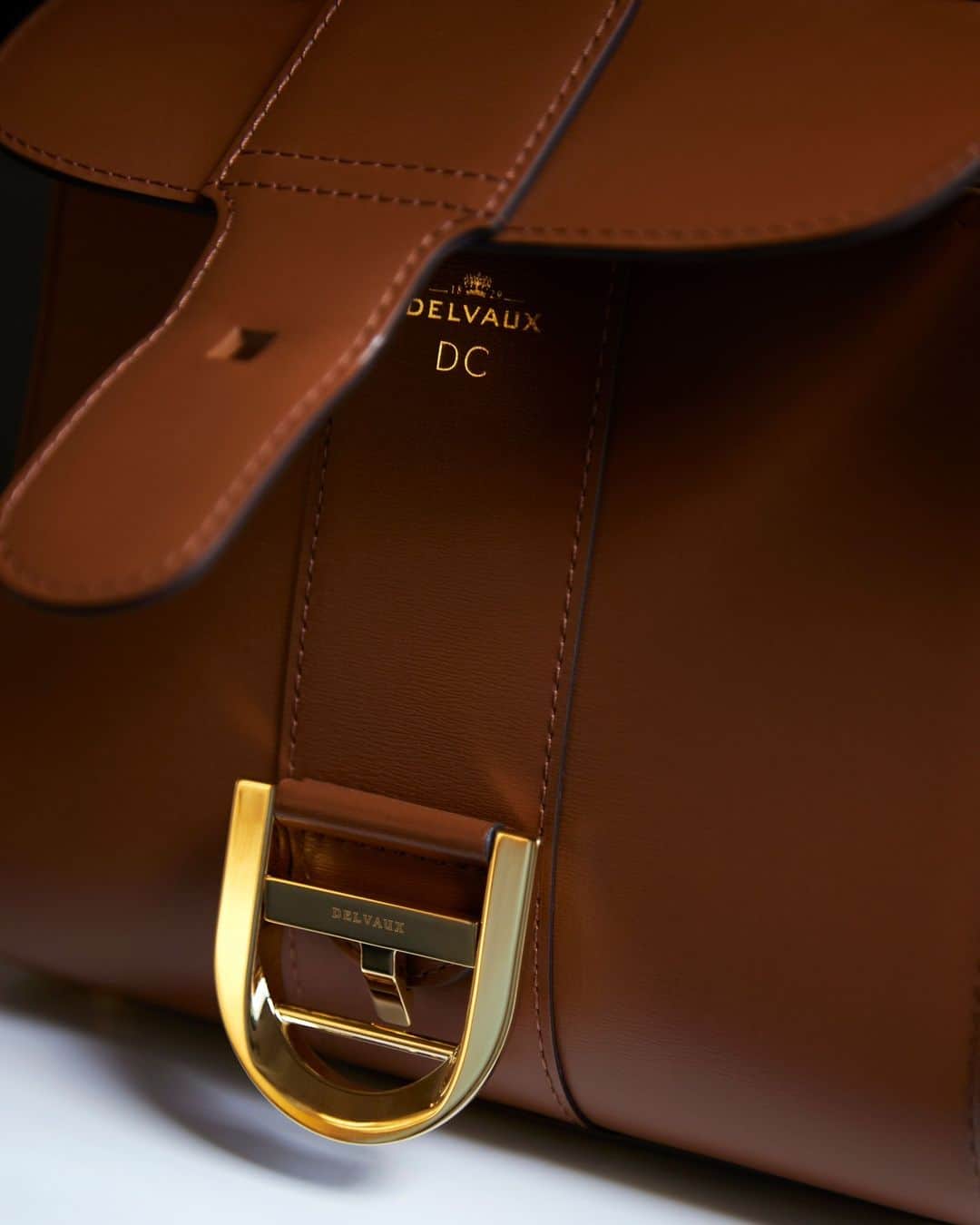デルボーのインスタグラム：「Love language.⁣  ⁣ How to give the perfect gift? Make it personal. Delvaux’s signature hot stamping service is designed to transform our exceptional leather goods into an extraordinarily personal gift with your loved one’s initials or a date. A complimentary service is available in a selection of boutiques. ⁣ ⁣ #Delvaux.」