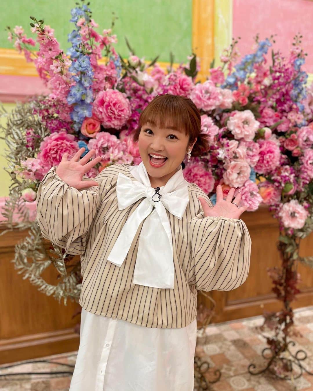 柳原可奈子さんのインスタグラム写真 - (柳原可奈子Instagram)「こんばんは⭐️✨「今夜はナゾトレ」のお衣装です❤️  🤍トップス🤍 @mocha555mocha  💜スカート💜 @osmosis_official   ゲストに来てくれたやす子ちゃんとパチリ📸💕 いつもキュートで最高に面白いっ🤣‼️❤️ また会えるのが楽しみだな〜🎶  ピンクワンピース💖 @mocha555mocha  ピンクカチューシャ💖　@louis_harajuku   #今夜はナゾトレ」11月9日 20時30分 - yanagihara_kanako_