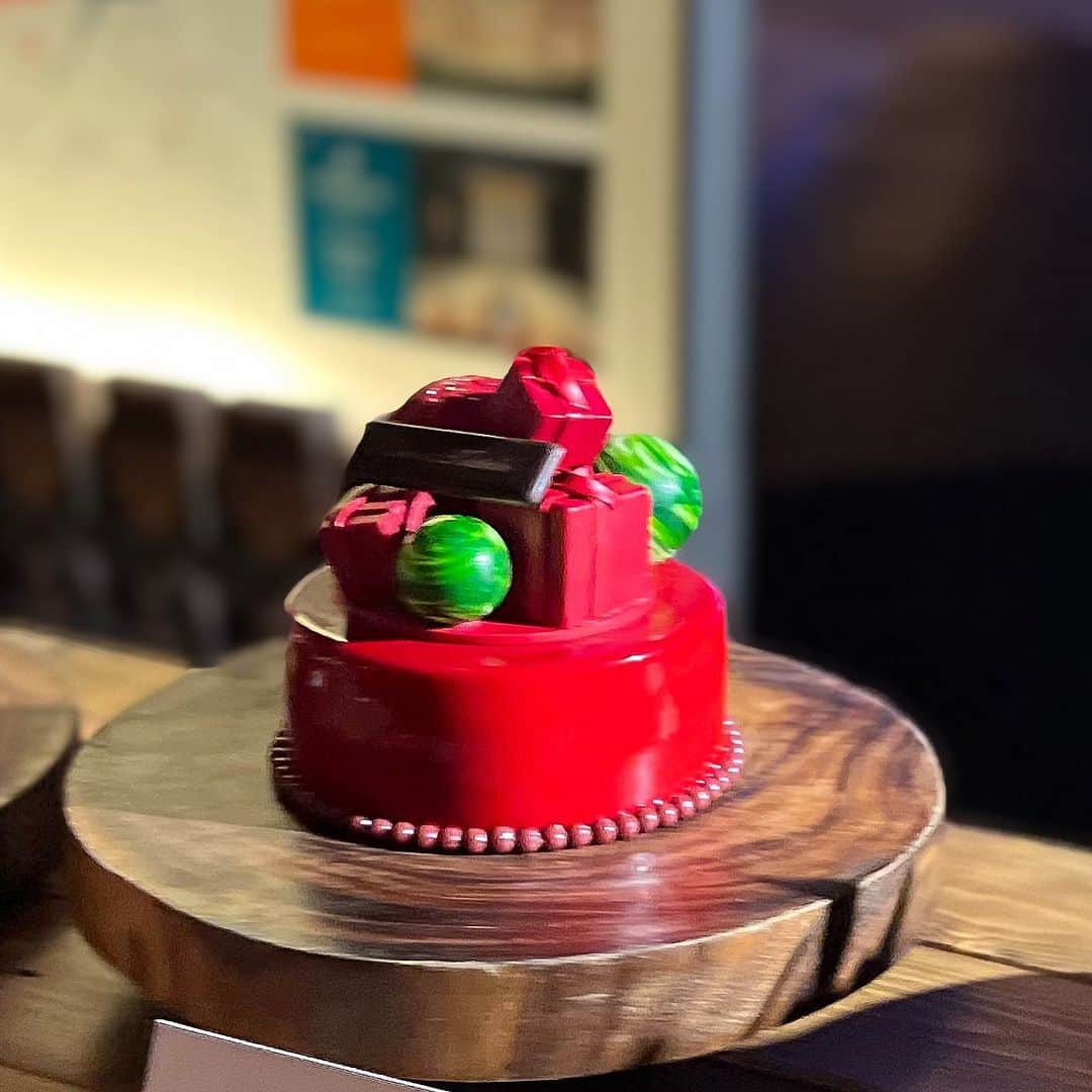市川歩美さんのインスタグラム写真 - (市川歩美Instagram)「毎年楽しみなグランド ハイアット 東京のクリスマスケーキ。  「Grand Love ハートムース」は限定50台。ホテルオリジナルのチョコレート「Grande H」を使ったハート型のケーキ。自家製のラム、レーズン入りのマロンブリュレが入っています。（本日試食、美味しかった！！）  「チョコレートムース ロッソ」は限定60台。ストロベリーをベースにピスタチオブリュレを加えた5層のハーモニー。（これも美味しかったなー、、）  オープン当初から私はグランド ハイアット 東京が大好きで、個人的にもたびたび利用しています。  六本木に立ち寄ったら、ぜひホテルへどうぞ。ロビーの「クリスマスエリア」が煌びやかで豪華で夢のよう、うっとりしますよ🥰  ワイン、コルクのアップサイクル、チャリティー活動にも注目してください。  #グランドハイアット東京 #六本木 #grandlove2023 #クリスマスケーキ2023 #チョコレートケーキ #クリスマス」11月9日 20時31分 - ayumichocolat