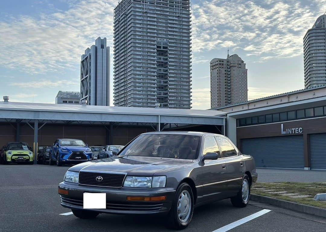 株式会社 リンテックのインスタグラム：「𝑆𝑂𝐿𝐷 𝑂𝑈𝑇🩶  行ってらっしゃい🏁 . ご遠方の為、ご来店いただくことは叶いませんでしたが、 全てお電話とメールでのやり取りで信頼をお寄せくださり、お車をご覧になられずにご購入へのご決断をくださりました。 ご遠方にはなりますが今後ともよろしくお願いいたします。  〒658ー0031  神戸市東灘区向洋町東1-4 TEL: 078-858-0400  FAX:078-858-0401    #10系 amg #セルシオ #ベンツ #luxury#mercedesbenz  #セルシオLove#luxury#4ドア  #TOYOTA好き #日本車好き #欧州車好き #メルセデス女子 #車好きな人と繋がりたい #オススメ #車好き女子 #車好き男子 #car #ドライブ  #lfl #kobe  #toyota  #トヨタグラム  #旧車」