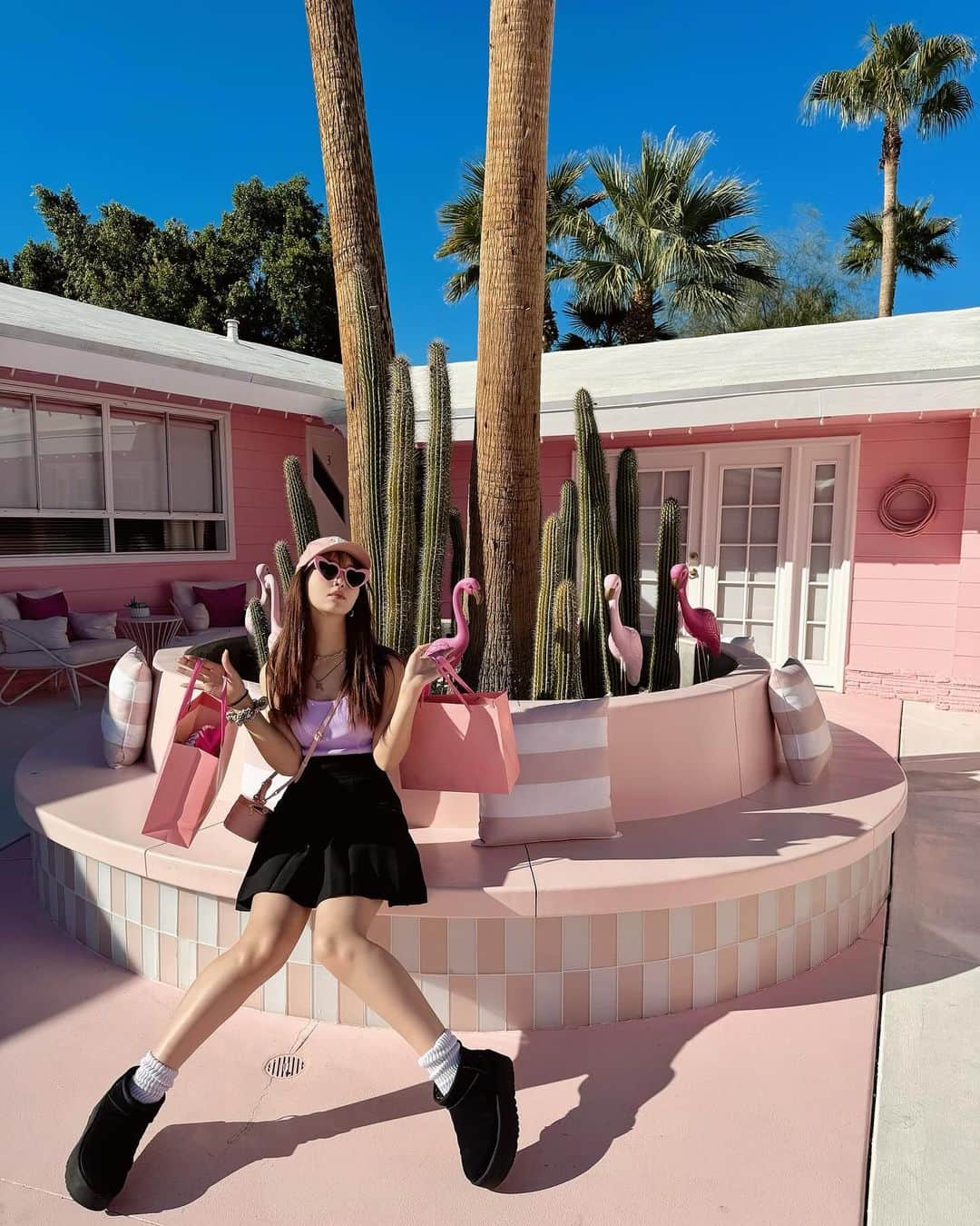 藤田ニコル（にこるん）のインスタグラム：「パームスプリングスにピンクのホテルが🎀🩷そこでSHOPもあったので寄ったよ🐶🎀  全てがピンク☺️キャップに水着にパーカーに色々買った🫶  どこを切り取っても可愛すぎる🥲🎀 #la」