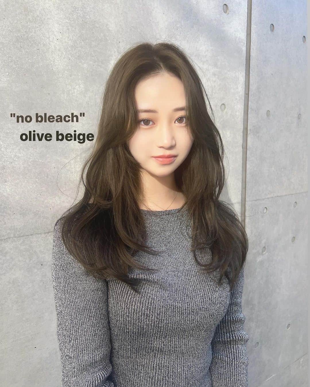 古賀美紀のインスタグラム：「【人気NO1！bleach無しでできる色素薄めカラー】 嫌な赤みを消してくれて透明感抜群な  「 #オリーブベージュ ❤︎」  現在の明るさより明るくしたい方、地毛からのカラーのお客様はダブルケアカラー  選択お願いします♡  ✨オススメメニュー✨ "人気No.1" ✔️プレミアムケアカラー　¥11400~ 毛髪強化剤♡髪の毛を補強し切れ毛・枝毛を98.6%防ぎます！ →髪の毛に凄く良いので、髪の毛を綺麗に持続させたい方オススメです！  "前処理剤オプションメニュー" 毛髪は、約80%のタンパク質（PPT）と 約5%の脂質（CMC）約12%の水分で構成されています。  前処理剤のPPTとCMCを＋する事で カラーの仕上がりとカラーの持続性をUPします♡！  ✔️CMC ¥1500 ブリーチ、ヘアカラーの薬剤を均一に浸透させる。 ダメージ補修と保湿をし髪表面をツヤやかに 指通りをよくする。 →髪の硬さ、パサつき、ゴワつきは cmcが失われてるのでオススメです♡！  ✔️PPT ¥1500 ダメージを補修し、ダメージで失った髪の タンパク質部分を補修し、弾力を与えてくれます。 ヘアカラーの再現性と持ちを高める。 →ダメージや色落ちが気になる方オススメ 【プレミアムケアカラーとの同時施術でさらに効果UP！】  ✔️CMC＋PPT ¥3000 更にクオリティを高めたい方オススメです♡  ※前処理を希望の方は、予約時にどの前処理をしたいか LINEしてください♡」