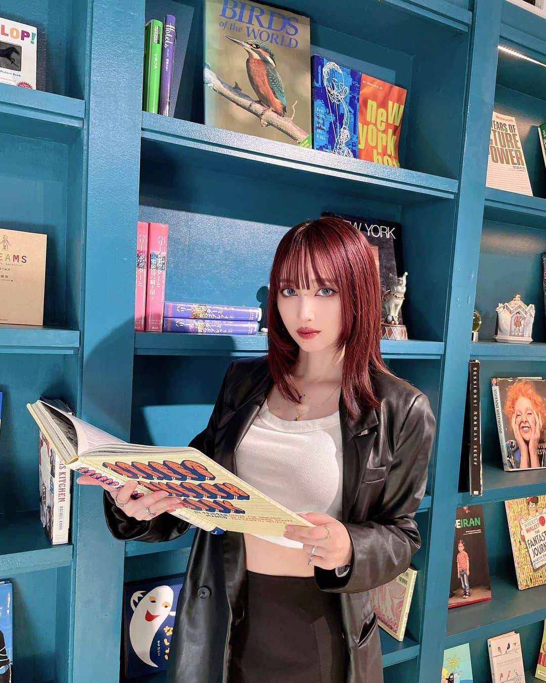 okamotosayaka のインスタグラム：「📖🪞 . . . . . . . . #cafe#kobecafe#makeup#hairstyle#cherryred#cherryredhair#ootd#fashion#오오티디#패션#카페#메이크업#데일리#일본#カフェ#カフェ巡り#ファッション#コーデ#チェリーレッド#ミディアムヘア#レザージャケット#メイク#本#神戸カフェ#ワインレッド」