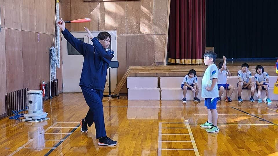 林昌範さんのインスタグラム写真 - (林昌範Instagram)「今日はアスリーチの企画で宮城県の鬼首小学生に訪問‼️  子供達と一緒に体動かしてきました💪  こけしが有名で購入したかったけど時間がなくて断念しました💦  150年の歴史のある学校で景色も最高でした‼️ #日本テレビ #アスリーチ #宮城県 #鬼首小学校 #150周年 #こけし #アスリート #鳴子温泉」11月9日 20時44分 - masanorihayashi24