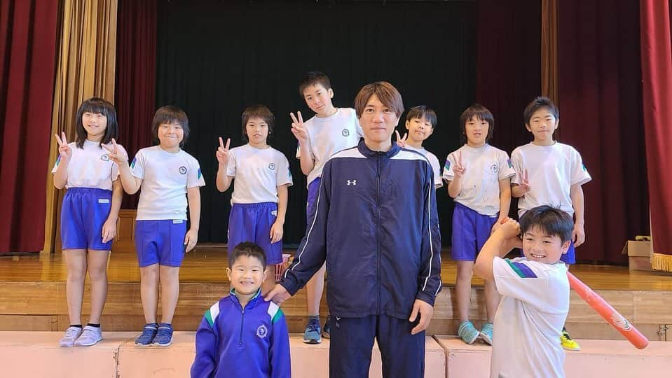 林昌範さんのインスタグラム写真 - (林昌範Instagram)「今日はアスリーチの企画で宮城県の鬼首小学生に訪問‼️  子供達と一緒に体動かしてきました💪  こけしが有名で購入したかったけど時間がなくて断念しました💦  150年の歴史のある学校で景色も最高でした‼️ #日本テレビ #アスリーチ #宮城県 #鬼首小学校 #150周年 #こけし #アスリート #鳴子温泉」11月9日 20時44分 - masanorihayashi24