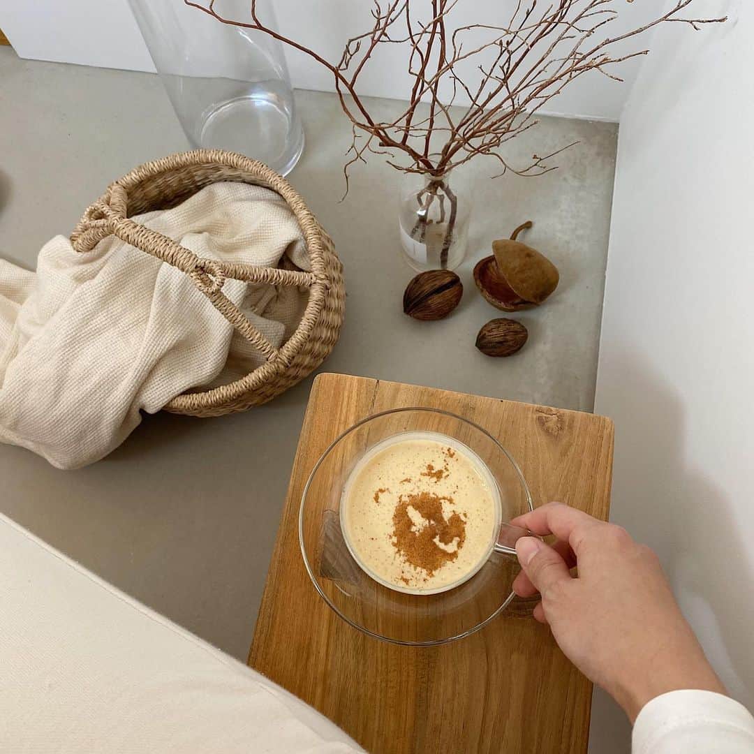 yuinaのインスタグラム：「子供がいてしっかりした運動は続かないから、やっぱり日々の食事を意識していかないとと思っていた時に、 ソイプロテインのKOREDAKEに出会えてよかった~🥹 1食分を置き換えることもできるからほんと助かる🥹 前職で、ホエイプロテインは浴びるほど飲んだんだけど、ソイプロテインでも豆乳のような癖は全然無くて、ミルクティー味で飲みやすくて良い♡ホットにしても良いですよ~！ 味以外にも、pushポイントめっちゃあるけど、詳しくは、 @koredake_official 👈🤎 ーーーーー 限定クーポンコード▼ 【 YUINA 】 定期がお得に&人気のKOREDAKEシェーカープレゼント♡ ーーーーー  #KOREDAKE #完全栄養食 #ソイプロテイン #プロテイン #ダイエット #instafood」