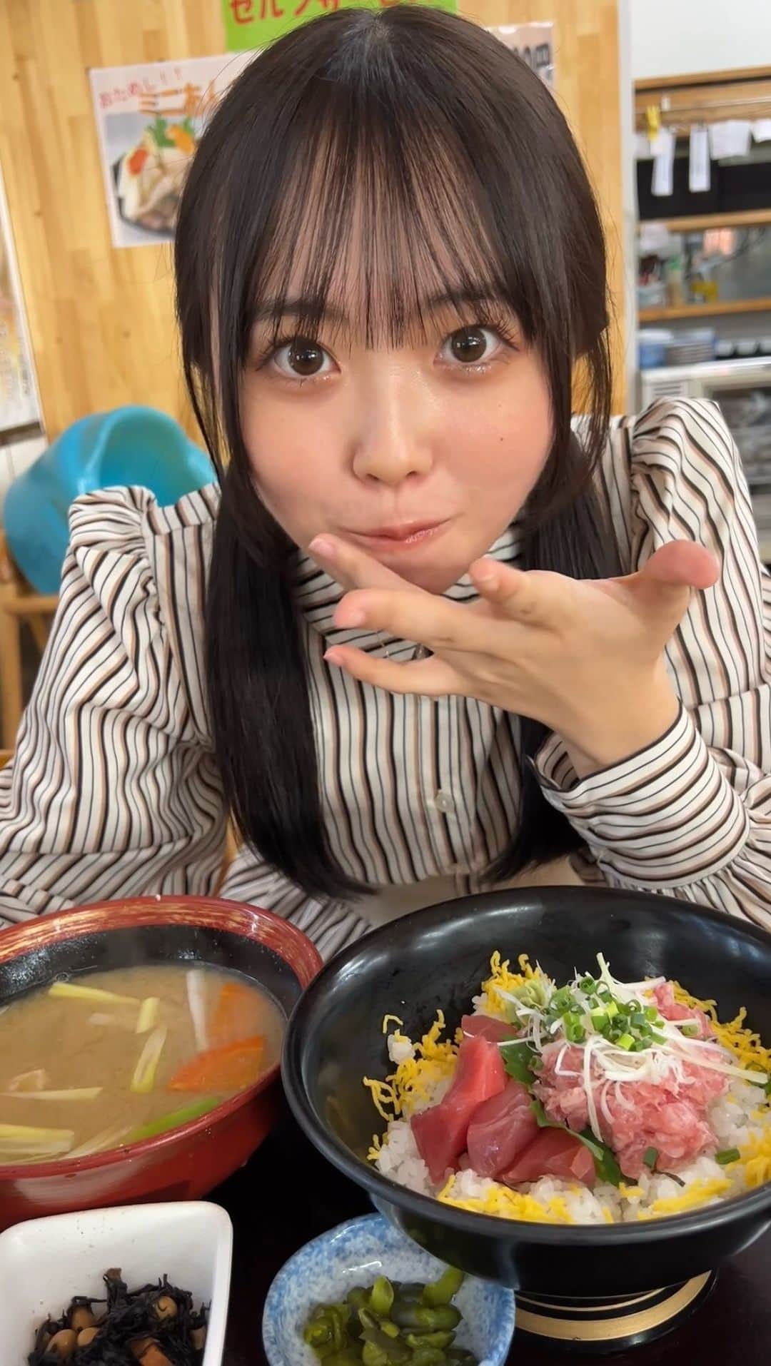 渡邊美華のインスタグラム：「ただ海鮮丼たべてる図。 まぐろがいちばんすき！  #海鮮丼 #海鮮丼ランチ」