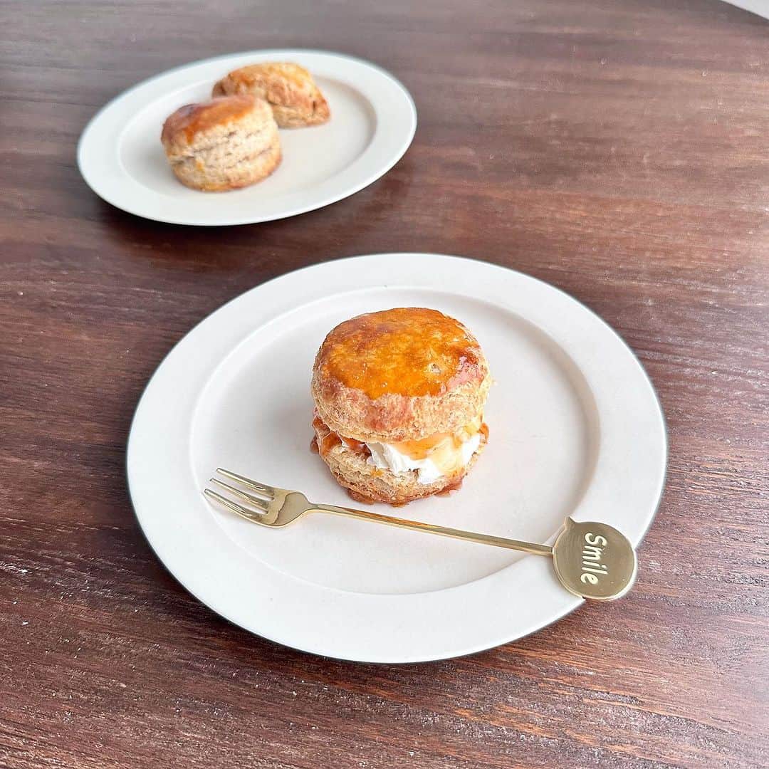 大野いとのインスタグラム：「全粒粉入りスコーンにクリームチーズとプラムジャムをトッピング。🍑🧀 大量に作られたスコーン、一気になくなってしまった！(もちろん私一人で。) #スコーンサンド  #全粒粉スコーン #手作りお菓子」