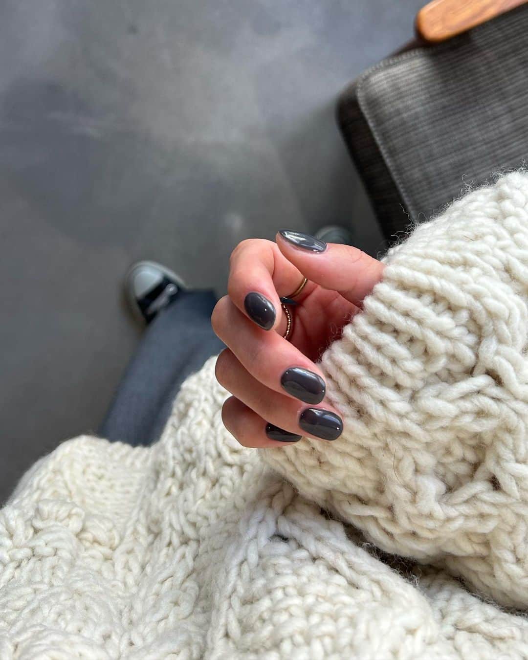 木下桜のインスタグラム：「. 久しぶりネイルは、 悩みに悩んでcharcoal に🩶 冬っぽい暗めの気分、、⛄️ 可愛すぎる♡  いつもありがとう🫰🏼🤍 (優柔不断すぎて本当ごめんやった、、😖😖)  @yui.su___」