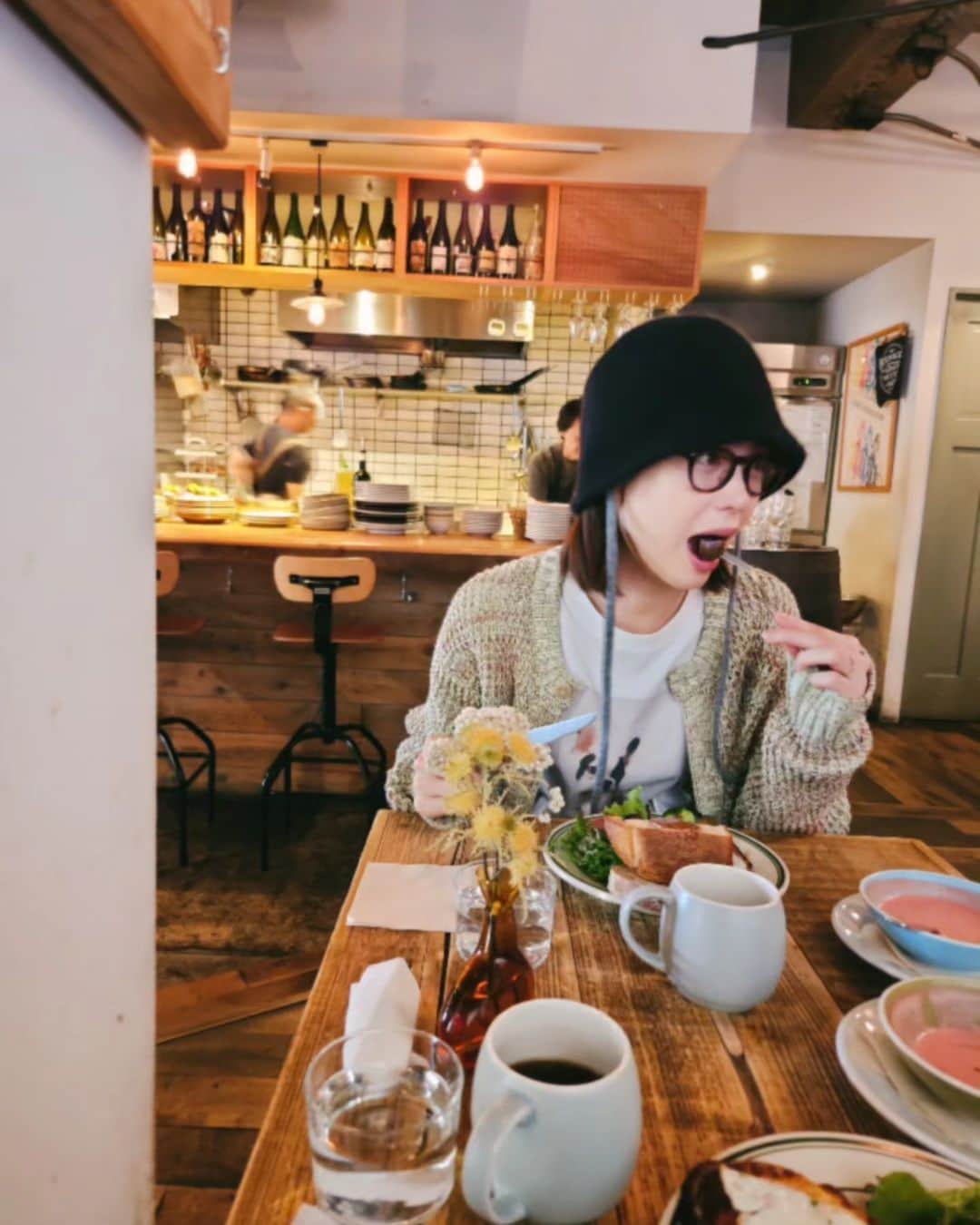 福田メイコさんのインスタグラム写真 - (福田メイコInstagram)「早起きな待ち合わせして美味しいモーニング食べて熱いホットコーヒー片手に友達としゃべる時間がなによりも整うと思う🌅🫰  🤳 @yamashitayuna 💚 @caban.jp  💂‍♂️ @override_official」11月9日 20時41分 - fukudameiko