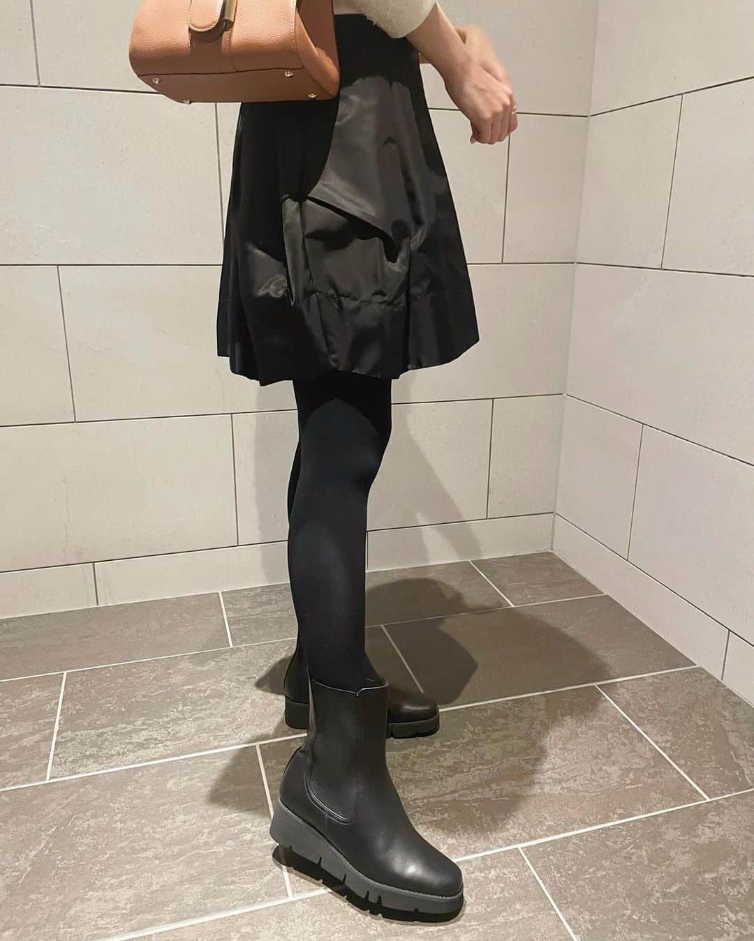 ハンナミのインスタグラム：「今日の 👢🍂  急遽、こちらのサイドゴアブーツの 販売が決まりました♡  11.11(sat)12:00〜発売です✨ # made in japan  cocoon mini skirtは再来週に再受注予定です🫶🏻ˎˊ˗」