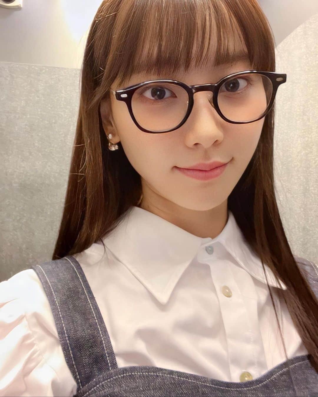 葉月祥子のインスタグラム：「@k.e.y.hair.and.make でヘアメンテナンス🗝🪞💫 髪生き返った〜🥲✨  田中さん @k.e.y_yuji_tanaka  まおさん @mao_k.e.y0807_  ありがとうございました😊🤍ともみさん @tomomi___kik とも久しぶりに話せて嬉しかった♪☺️✨🤍  このメガネお気に入りなの🥸✌️🪞  👓 @gentlemonster  blouse @maison.ellie_official  @honeymihoney_official  denim dress & knit  @casa_fline  earrings @dior」