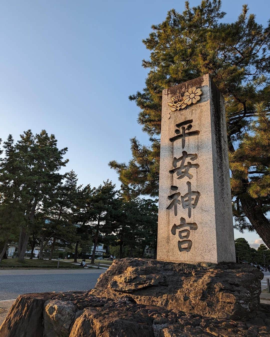 日本テレビ「ANOTHER SKY」さんのインスタグラム写真 - (日本テレビ「ANOTHER SKY」Instagram)「今週放送の髙嶋政宏さん、中村獅童さん回で訪れた京都の観光スポットを4つご紹介！  ▶︎京都タワー (1枚目) 地上131mの京都のランドマーク。京都の夜景や市街地を360度見渡すことができる。  ▶︎東映太秦映画村 (2枚目) 京都市右京区太秦にあり、時代劇の世界を体験できるテーマパーク。  ▶︎伏見稲荷 (3枚目) 全国に約3万社ある稲荷神社の総本宮で「お稲荷さん」とも称されている。  ▶︎平安神宮 (4枚目) 明治28年に平安遷都の立役者である、第50代桓武天皇をご祭神として創建された神社。  #ANOTHERSKY #アナザースカイ #Pixelで撮影 #ピクセル #京都 #髙嶋政宏 #中村獅童 #今田耕司 #八木莉可子」11月9日 22時30分 - anothersky_ntv