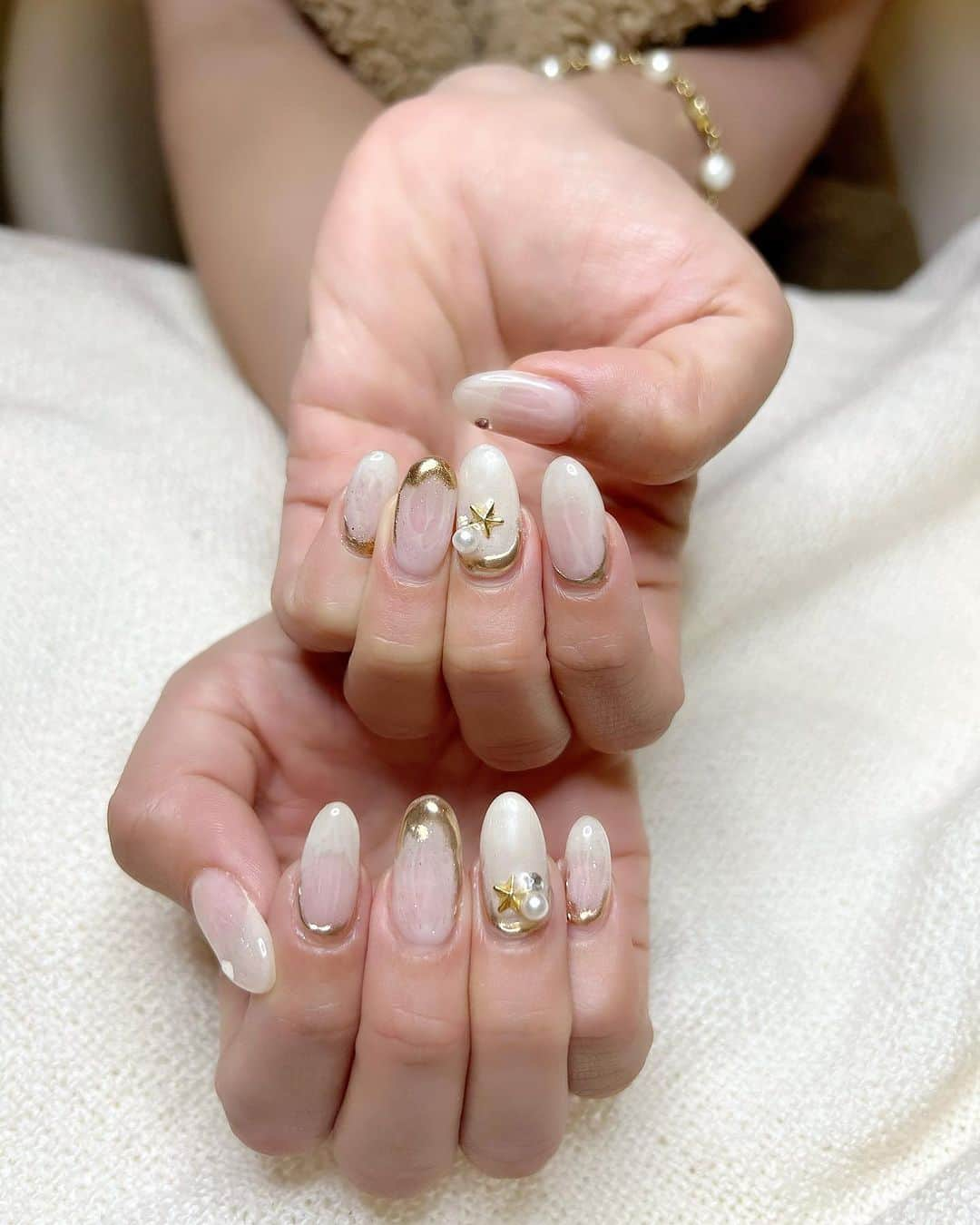 板橋瑠美のインスタグラム：「New nail♡  White × Goldが大好き🫶  年に1番好きなイベント、クリスマスがやってくるので、 Christmasを意識したNailにしてみました✨  ゴルフで、仲良くなった中国人のお友達、ユーちゃんにnailしてもらったの🫶  8年前に中国から日本に来て、 5年前にネイルの資格をとり、 勝ちどきのマンションの一室で頑張ってるし、すごい良心的な価格だよ🫶  勝ちどき付近の方、是非言ってみてね♡  ストーリーにlink貼っておきます🫶  @wongxy8888 ❤️謝謝❤️」